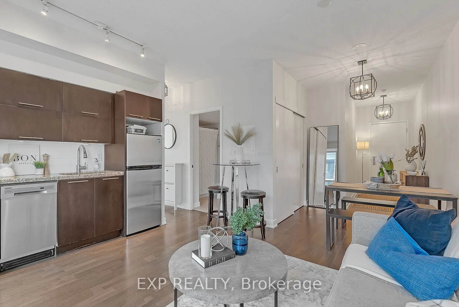126 Simcoe Street, #1407