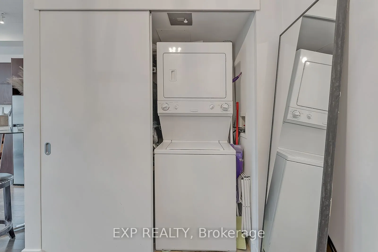 126 Simcoe Street, #1407