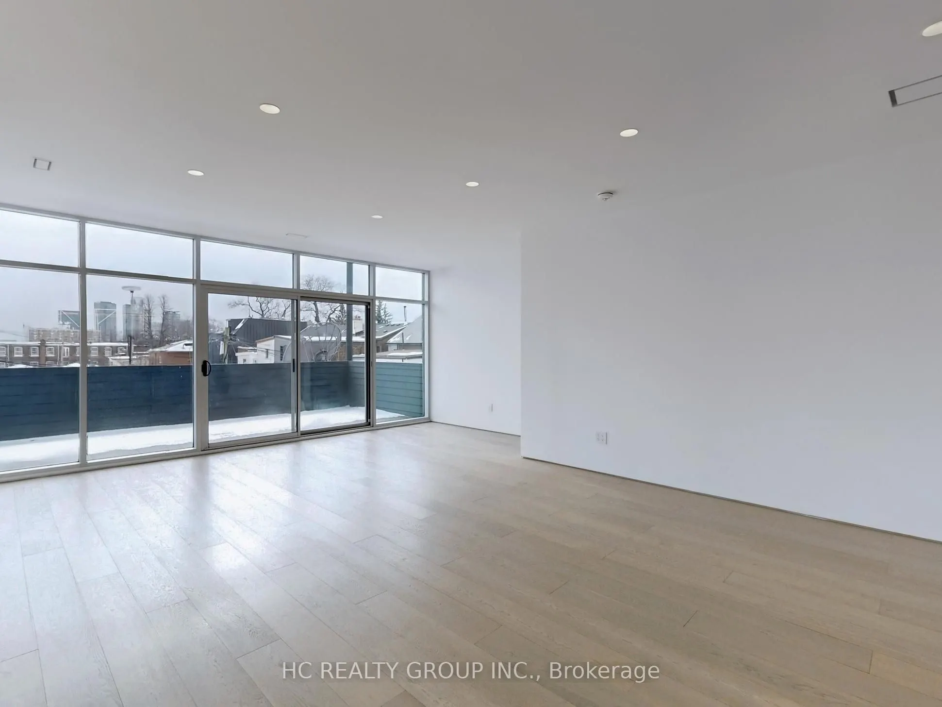899 Dundas Street W