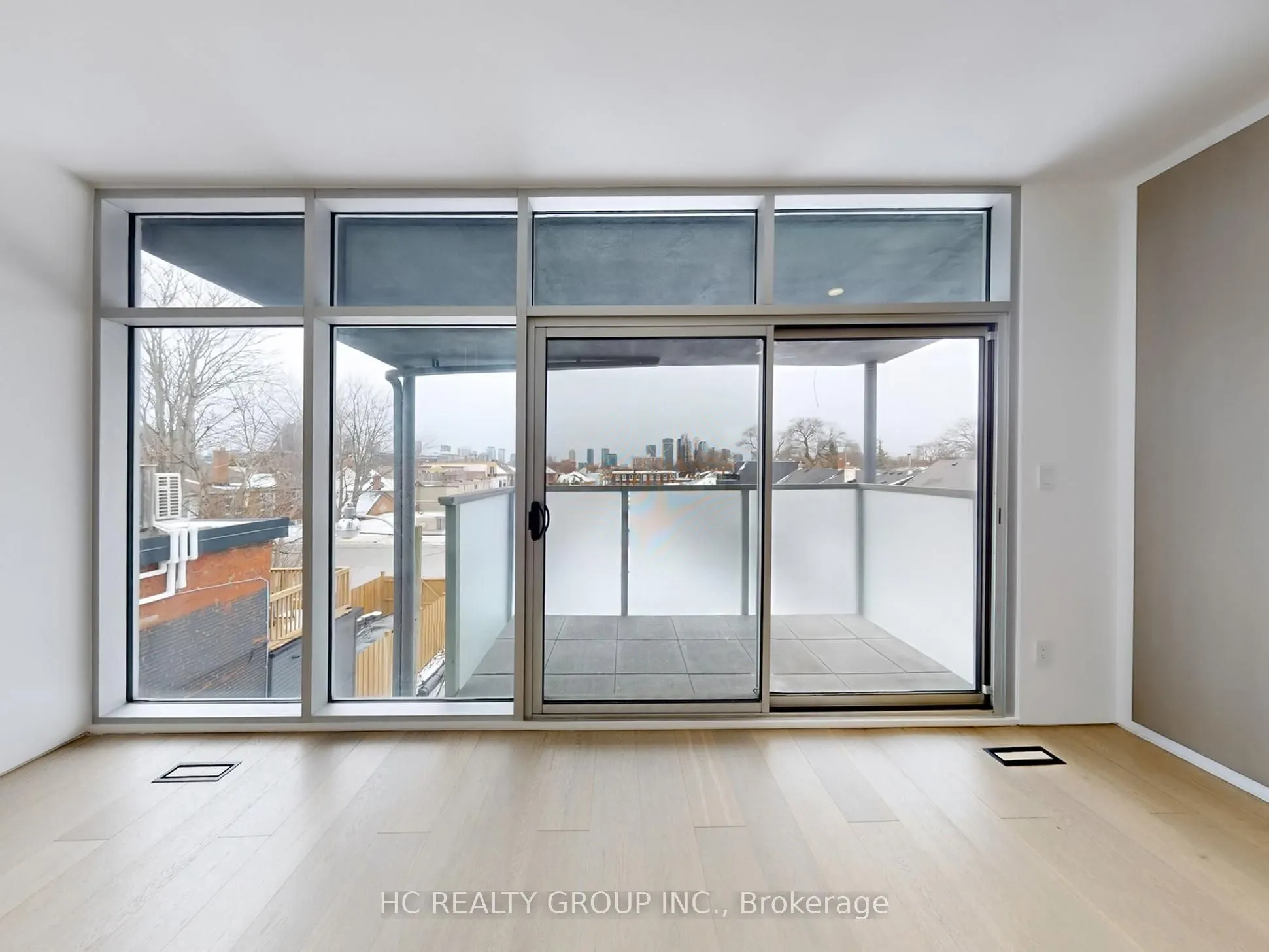 899 Dundas Street W