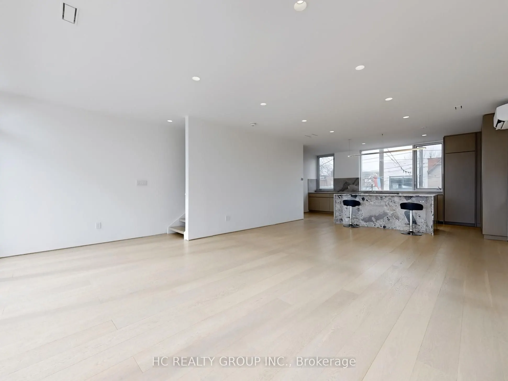 899 Dundas Street W