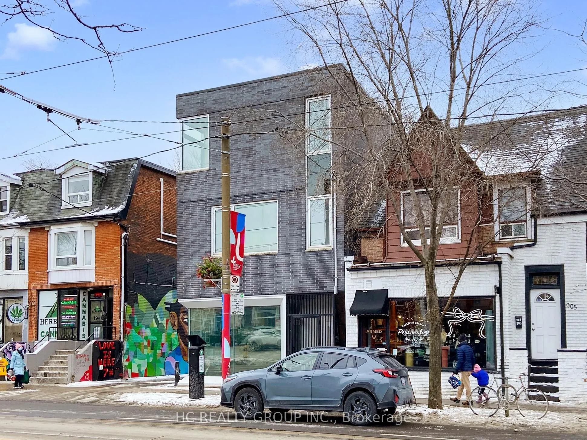 899 Dundas Street W