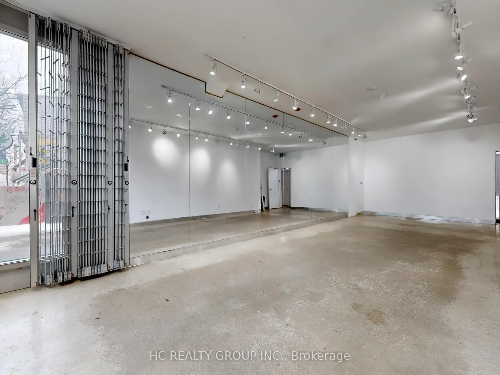 899 Dundas Street W