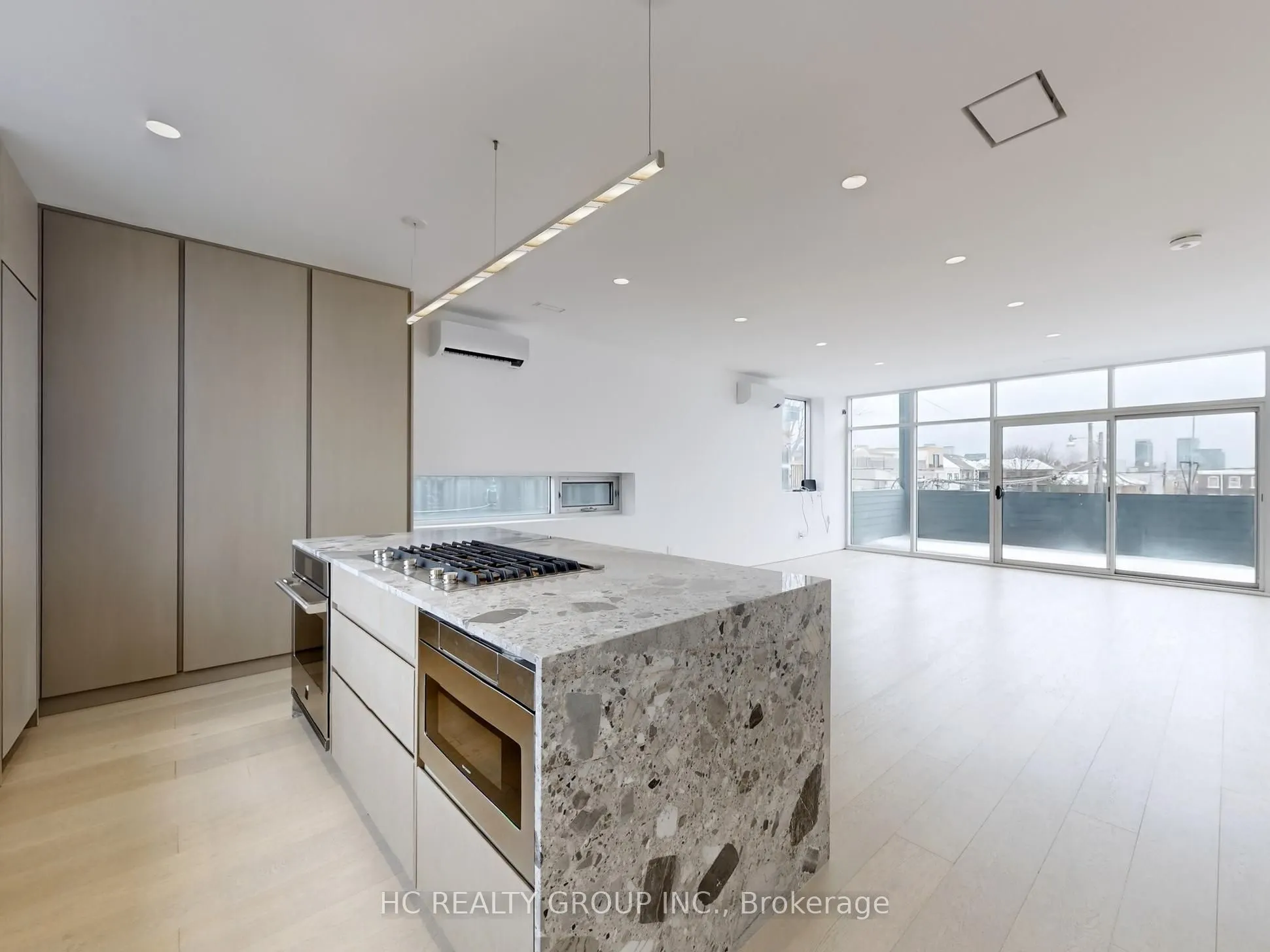 899 Dundas Street W