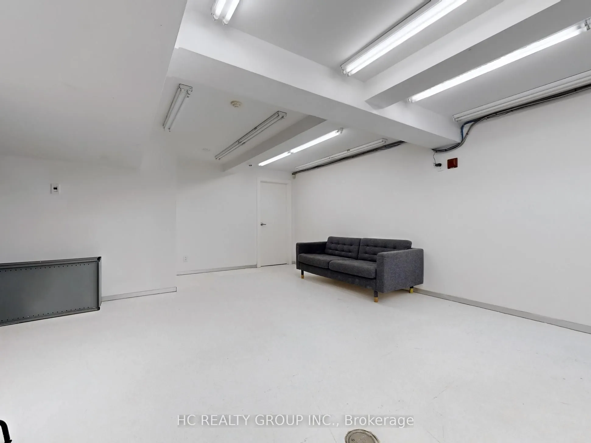 899 Dundas Street W