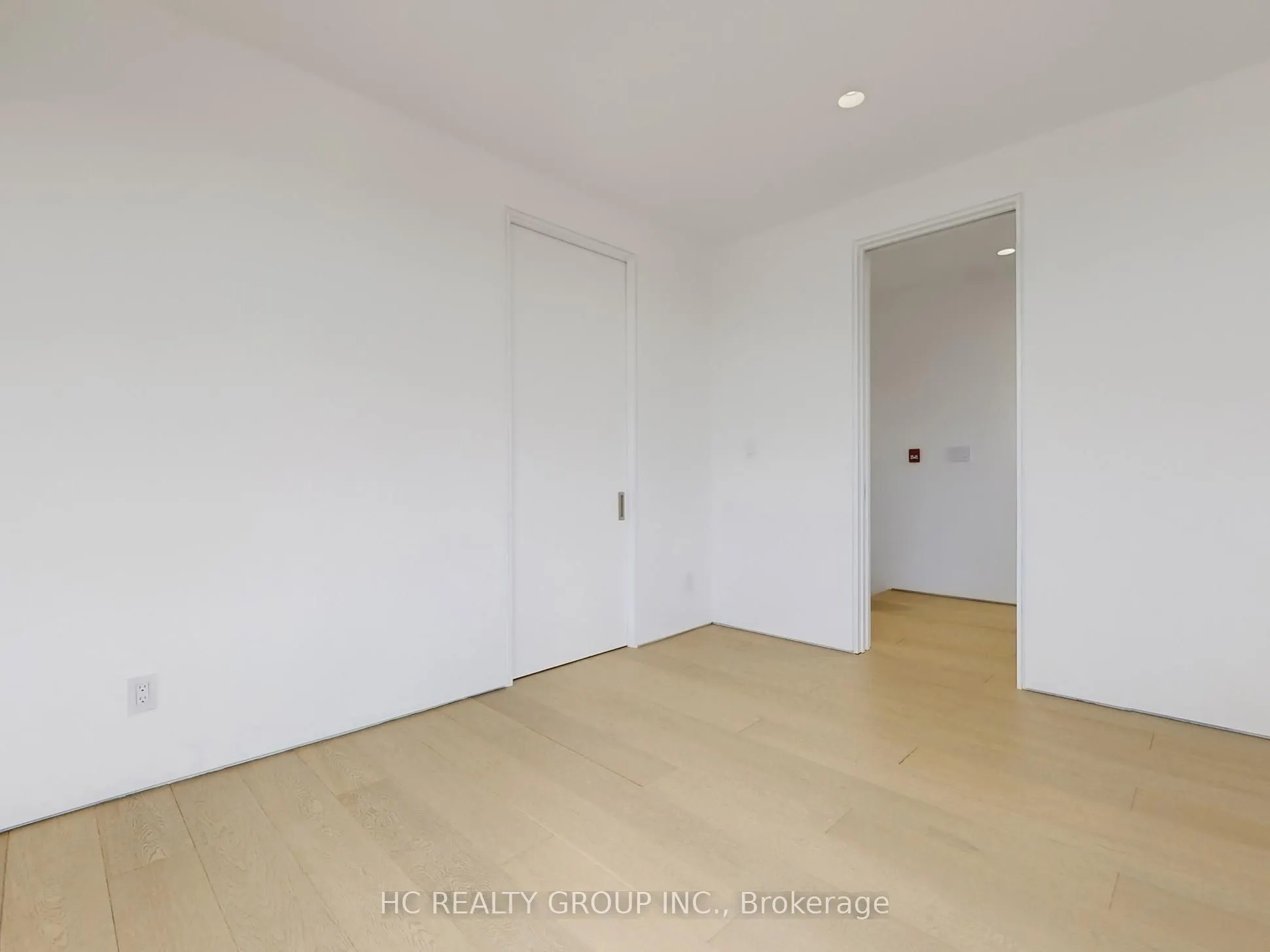 899 Dundas Street W