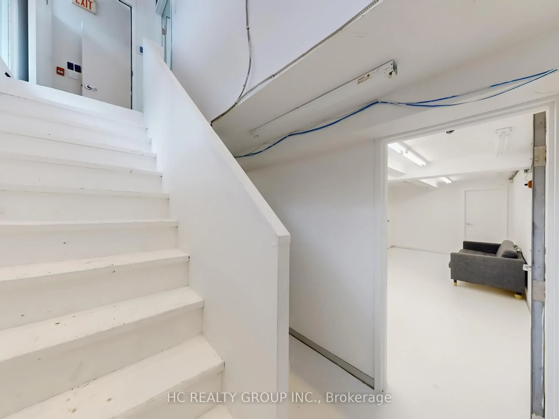 899 Dundas Street W