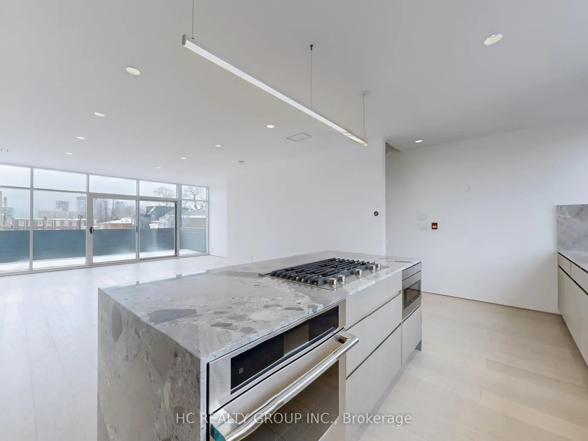 899 Dundas Street W