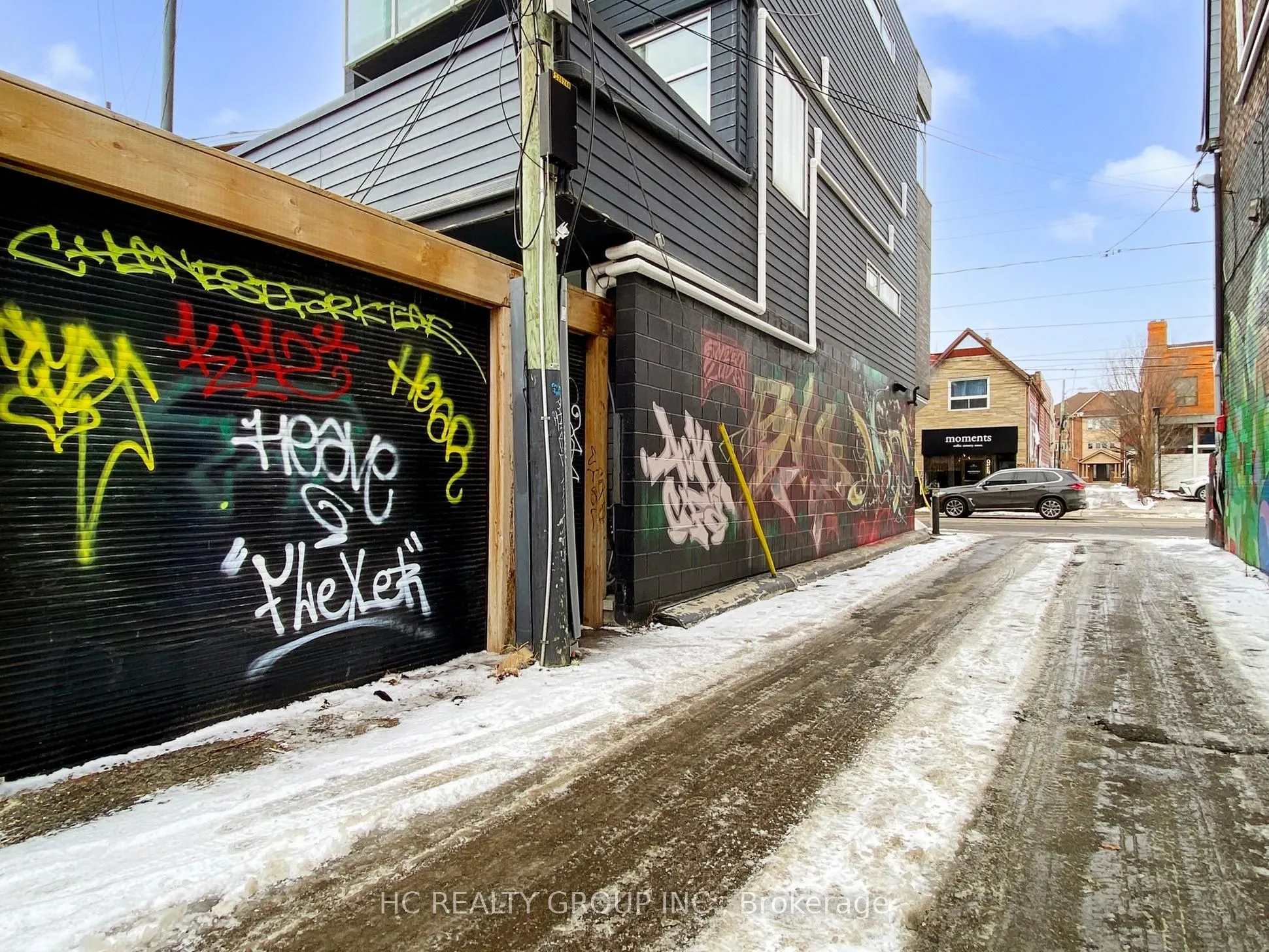 899 Dundas Street W