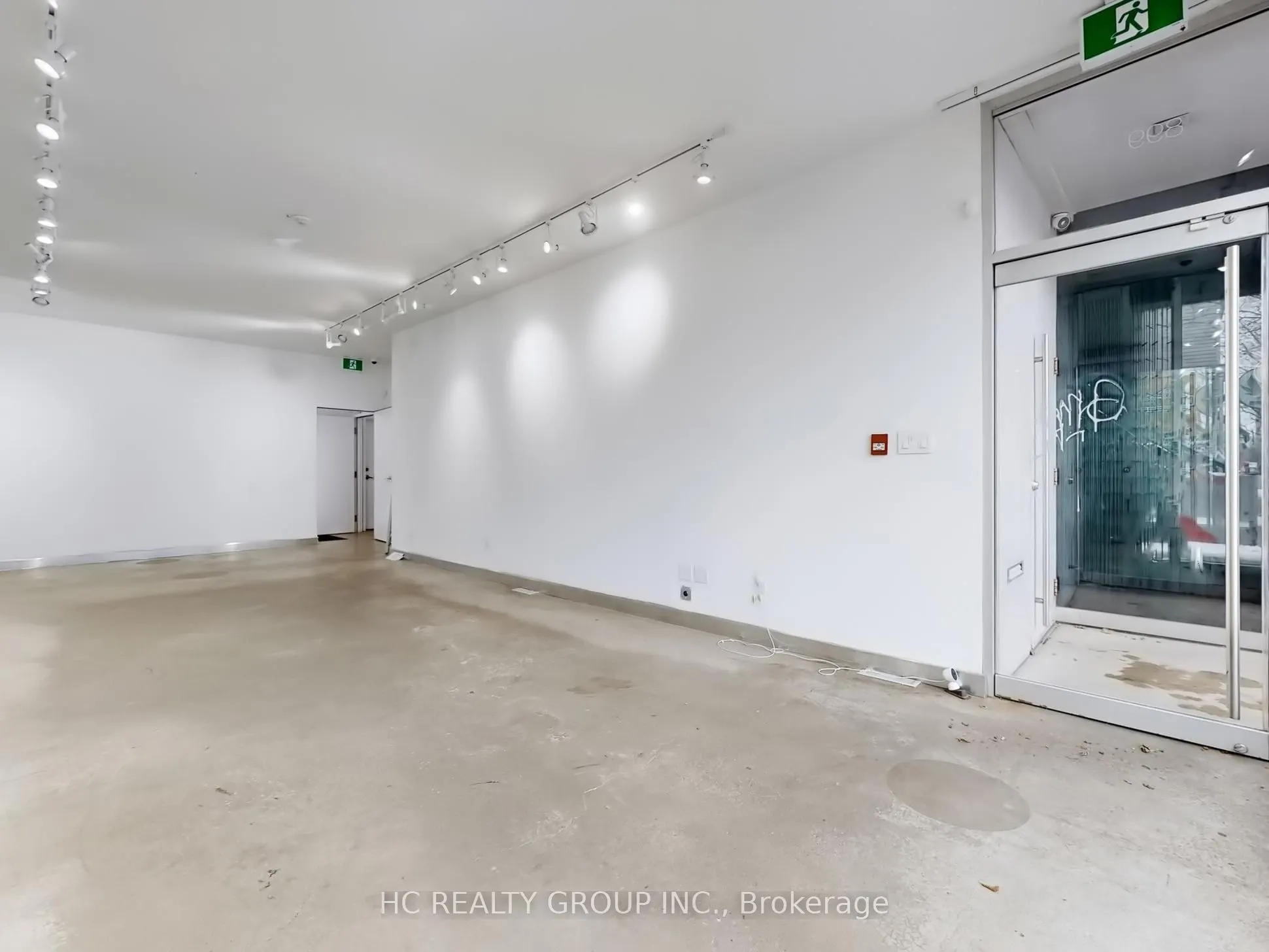 899 Dundas Street W