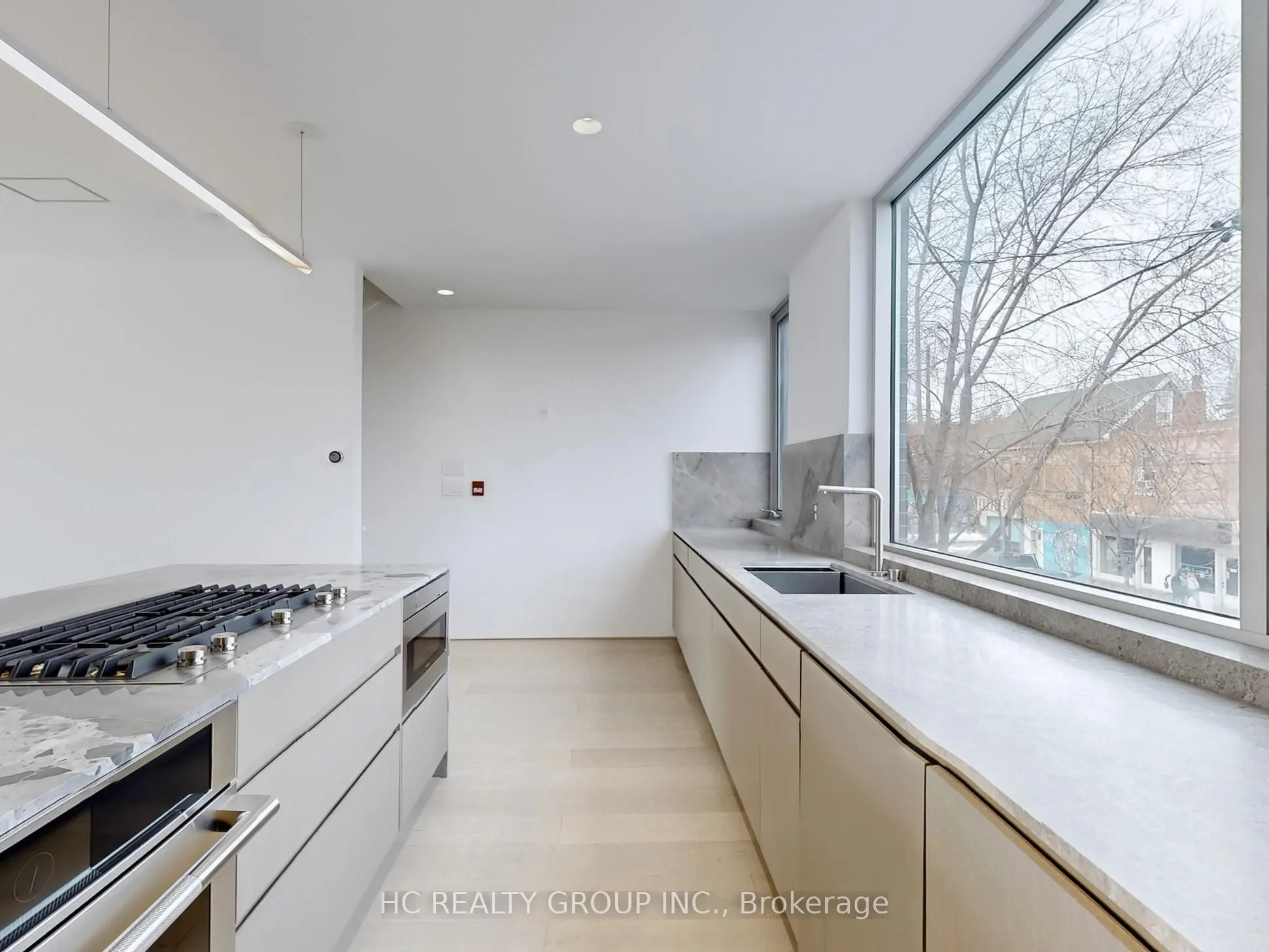 899 Dundas Street W
