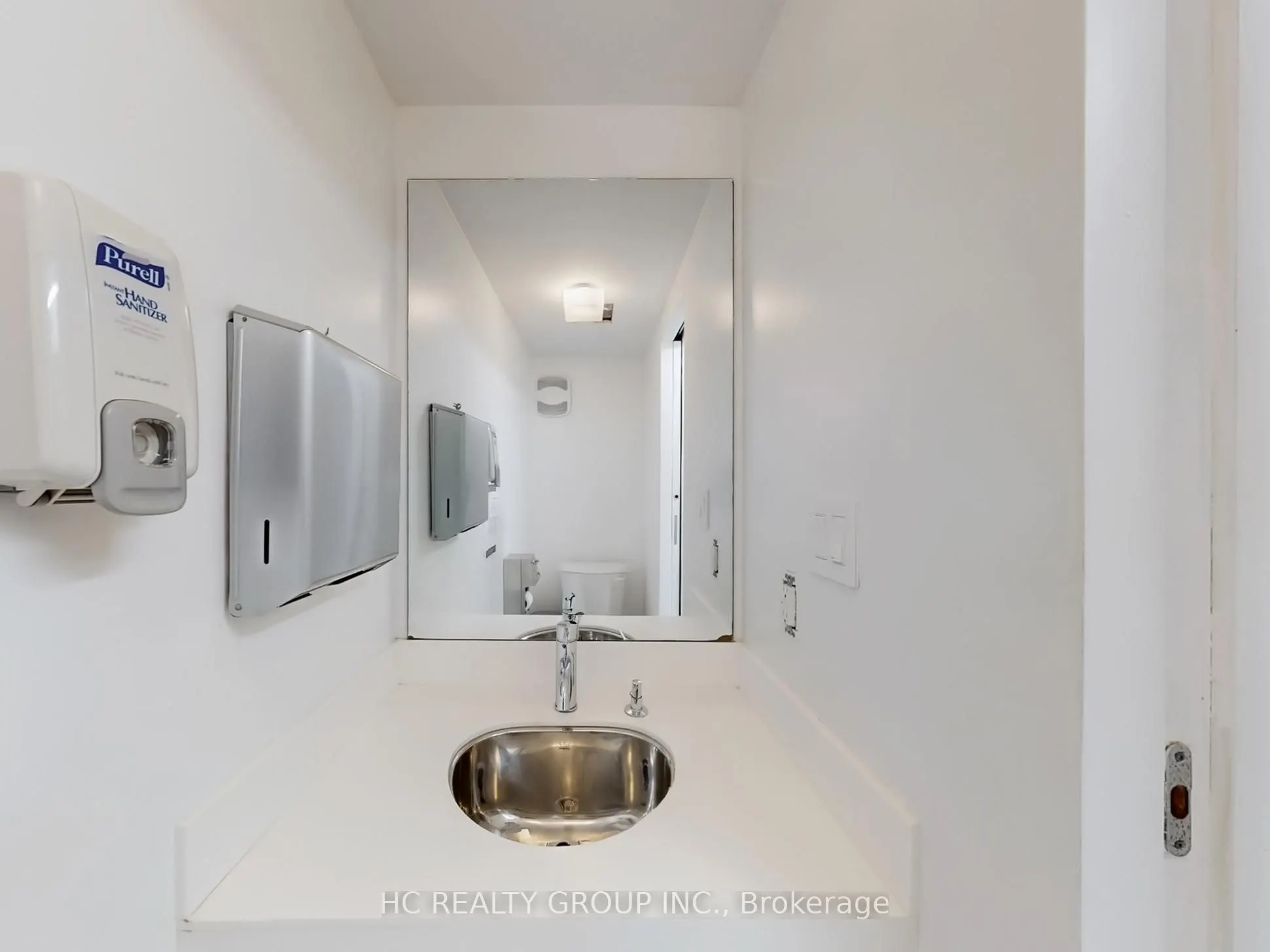 899 Dundas Street W