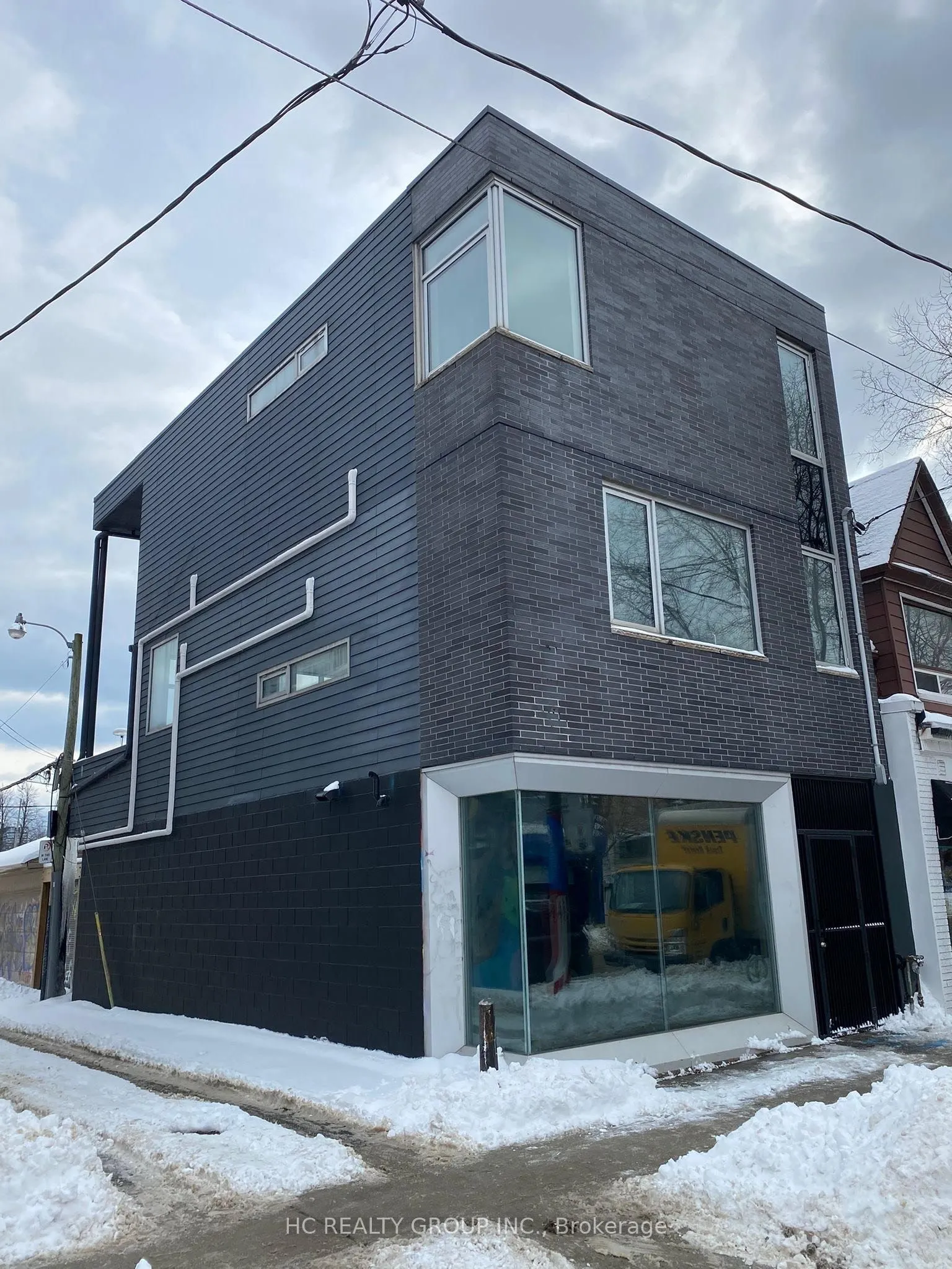 899 Dundas Street W