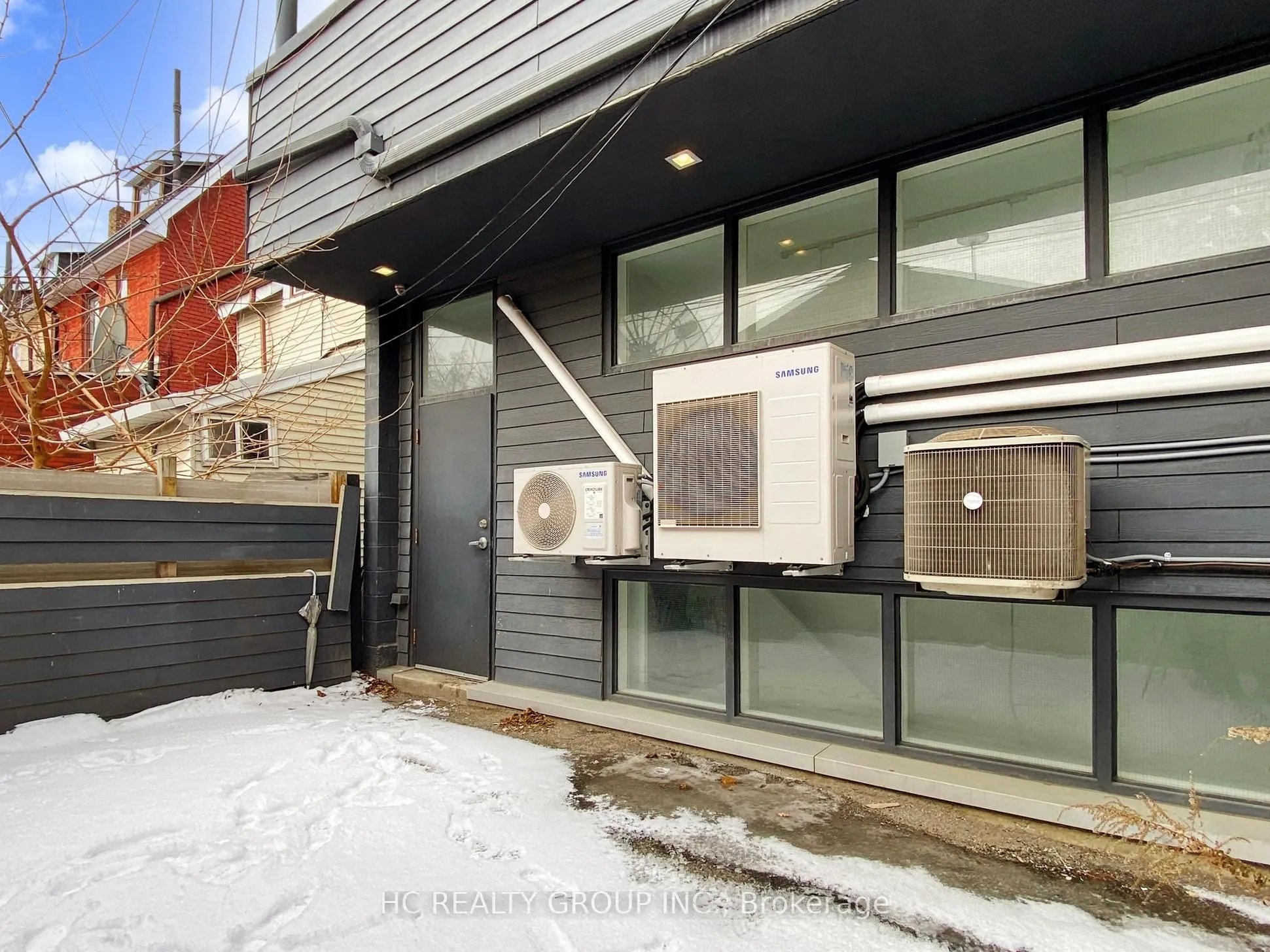 899 Dundas Street W