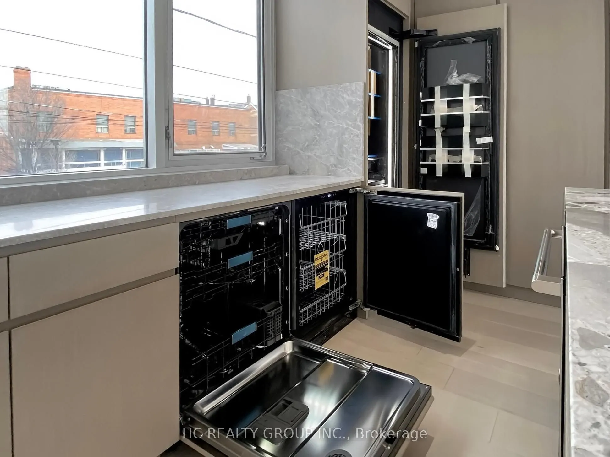 899 Dundas Street W