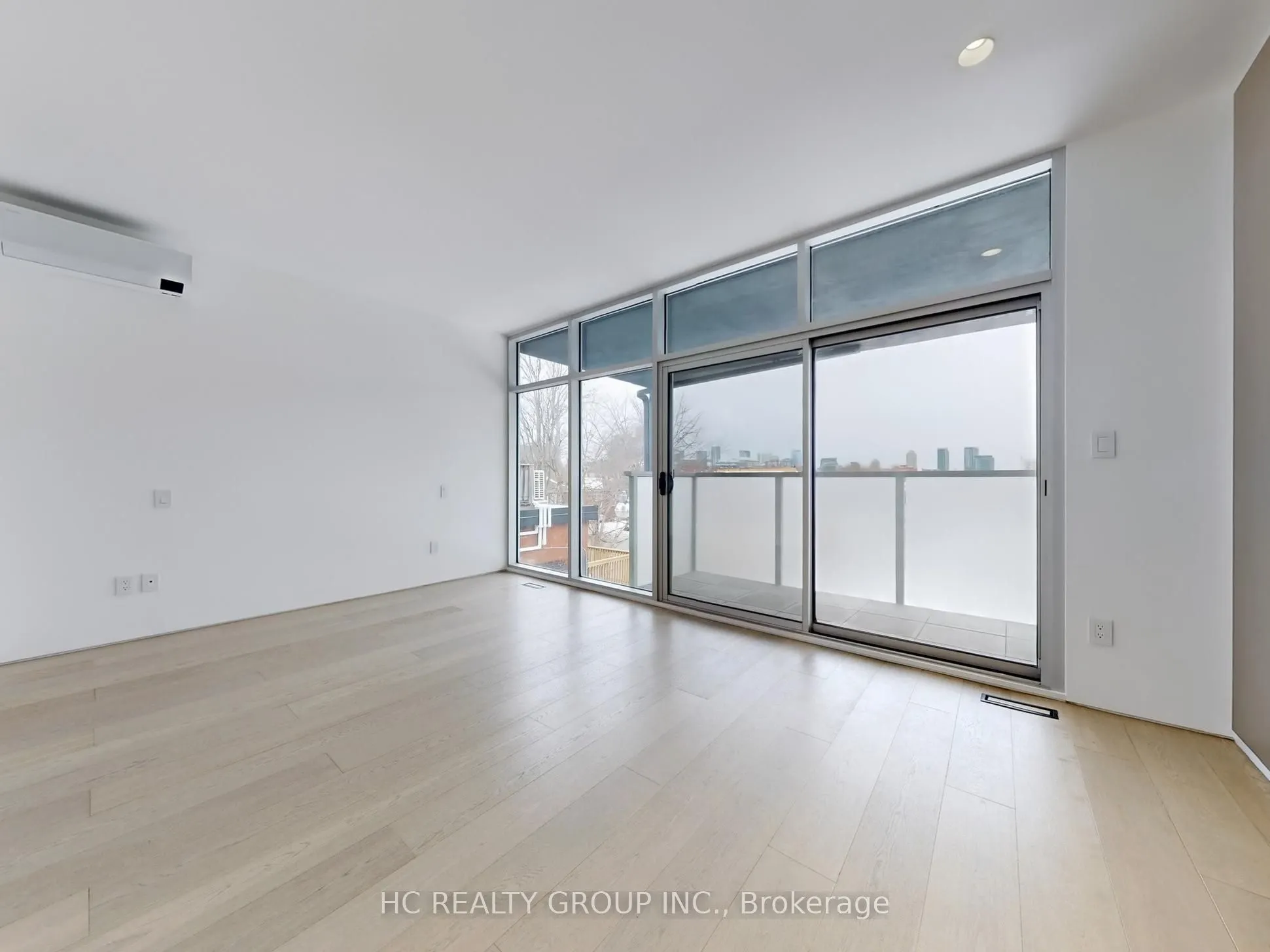 899 Dundas Street W