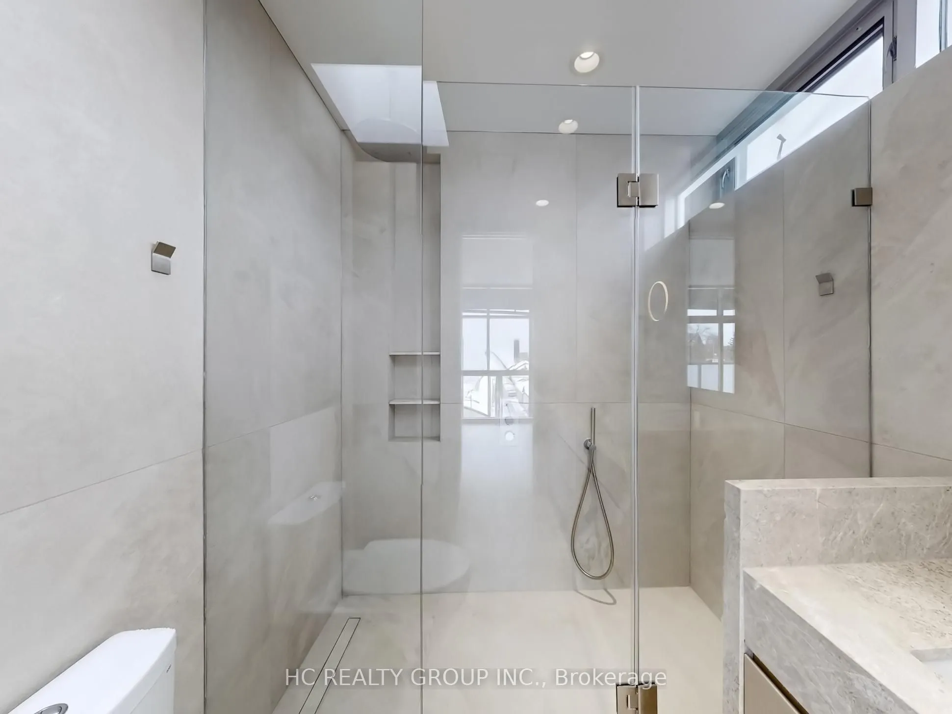 899 Dundas Street W