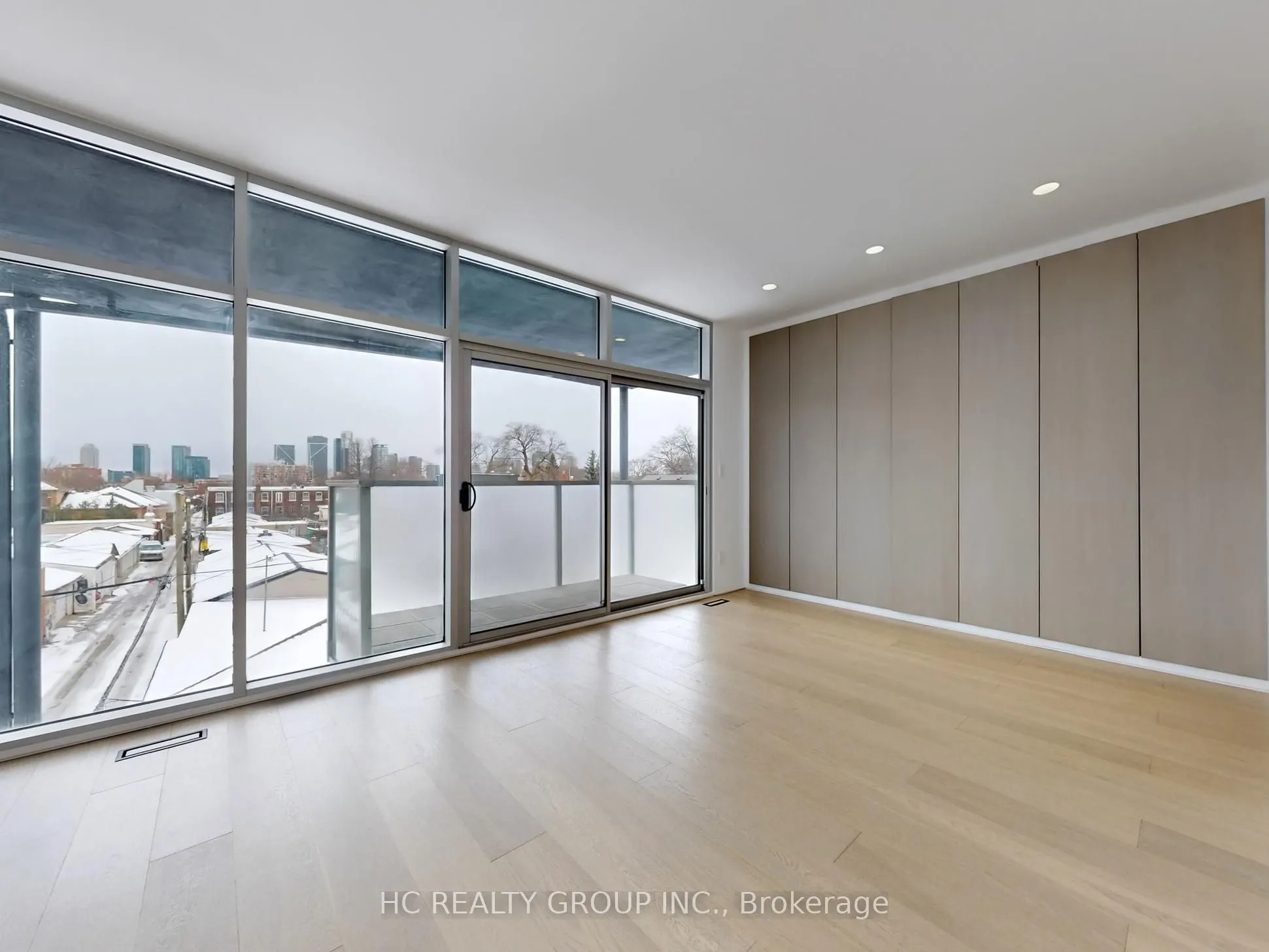 899 Dundas Street W