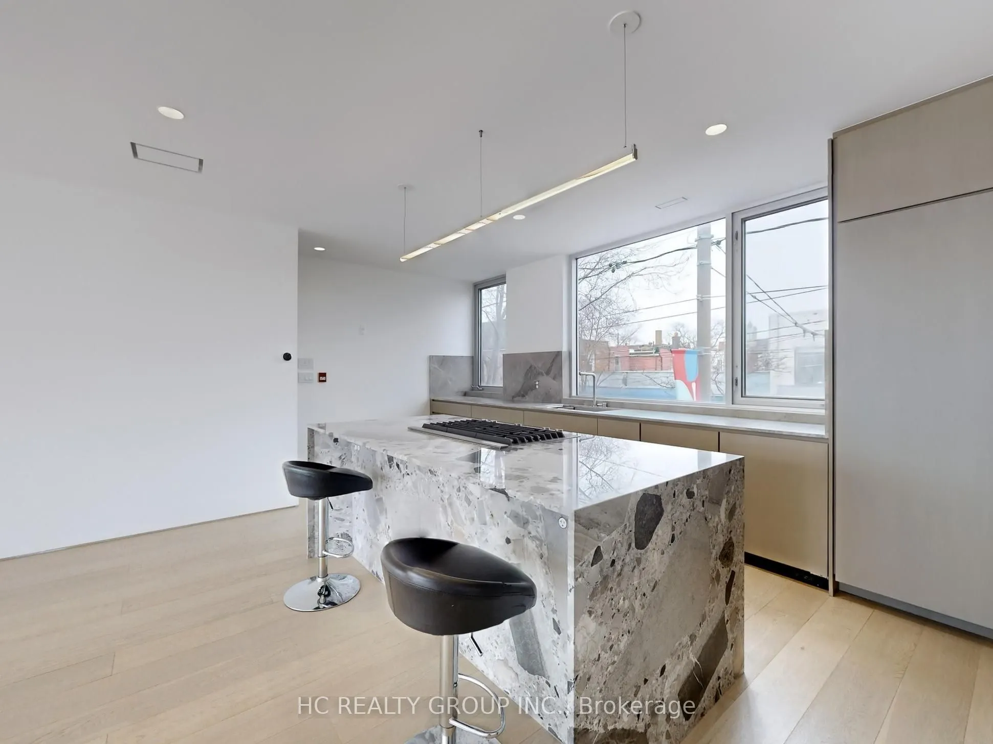 899 Dundas Street W