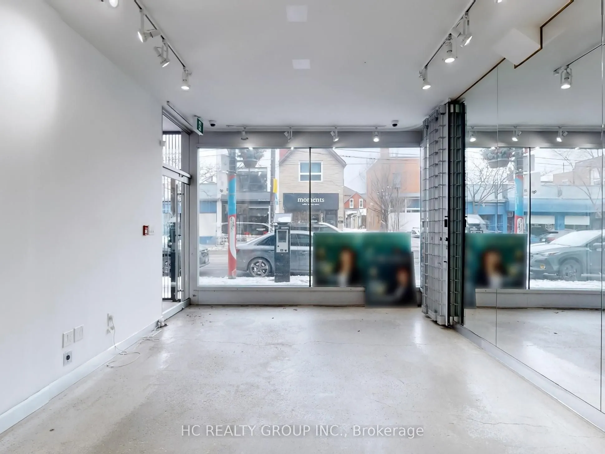 899 Dundas Street W