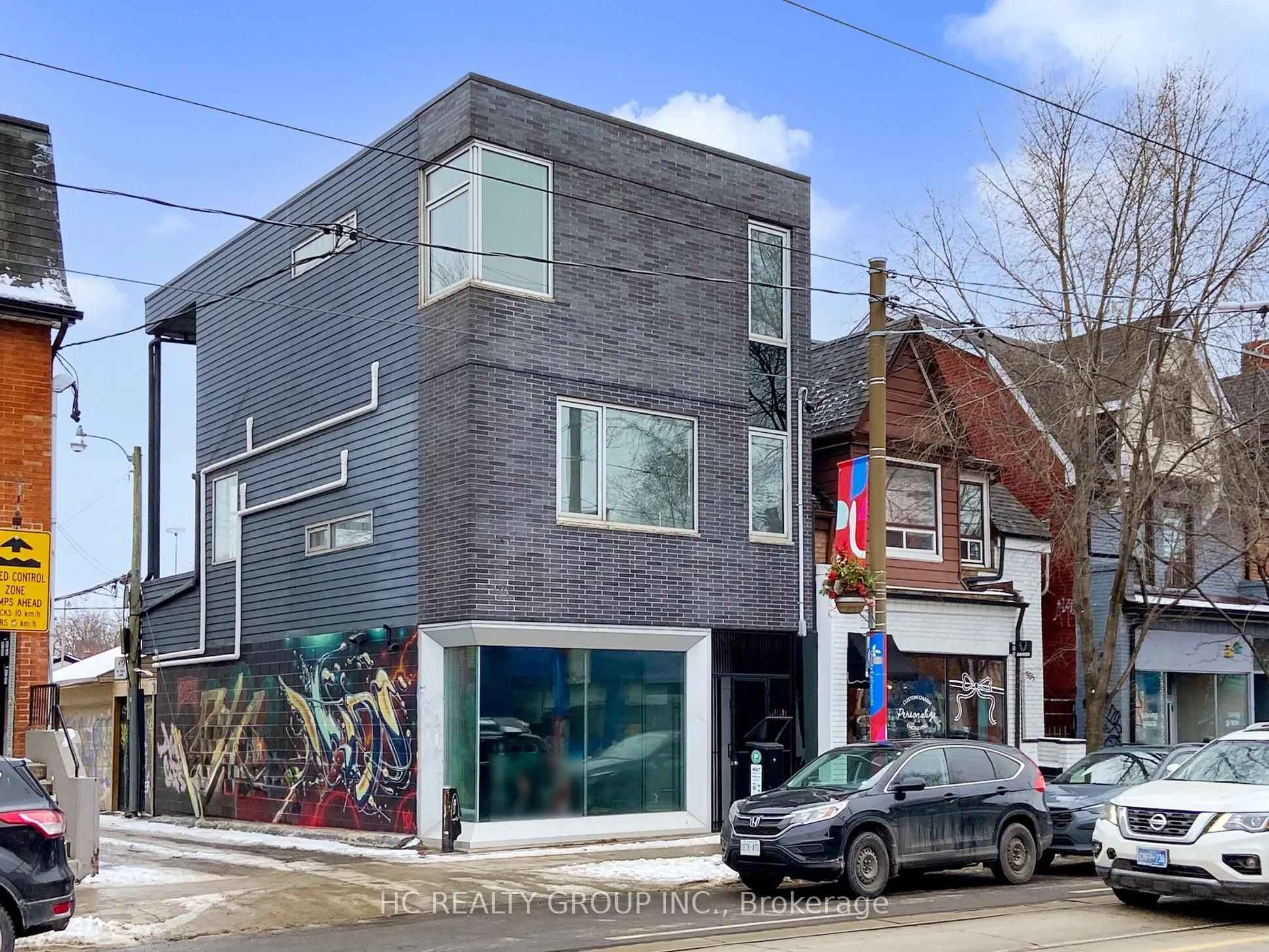 899 Dundas Street W
