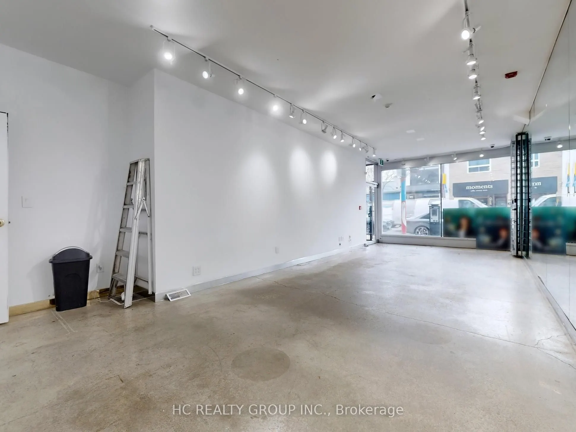 899 Dundas Street W