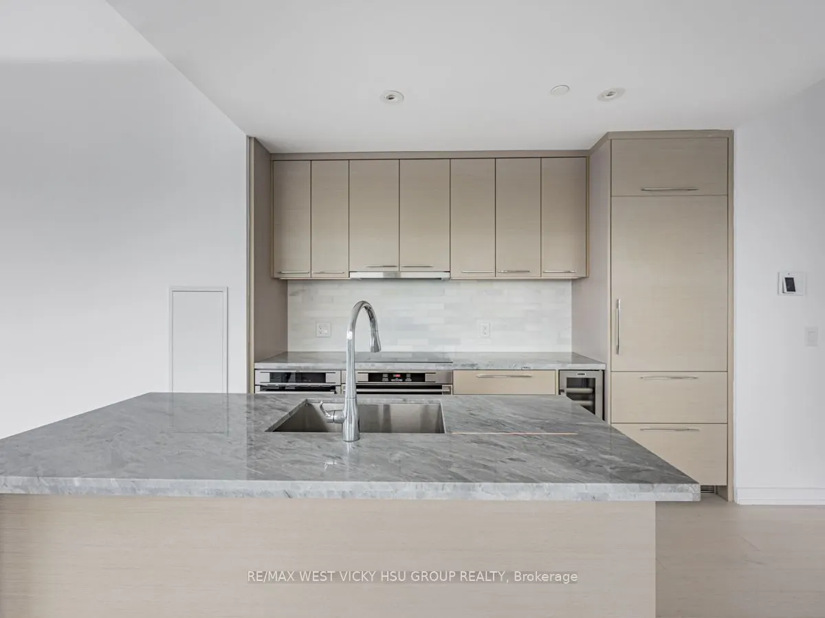 488 University Avenue, #5202