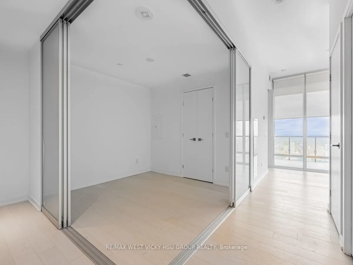 488 University Avenue, #5202