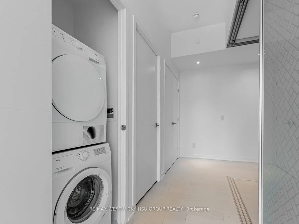 488 University Avenue, #5202