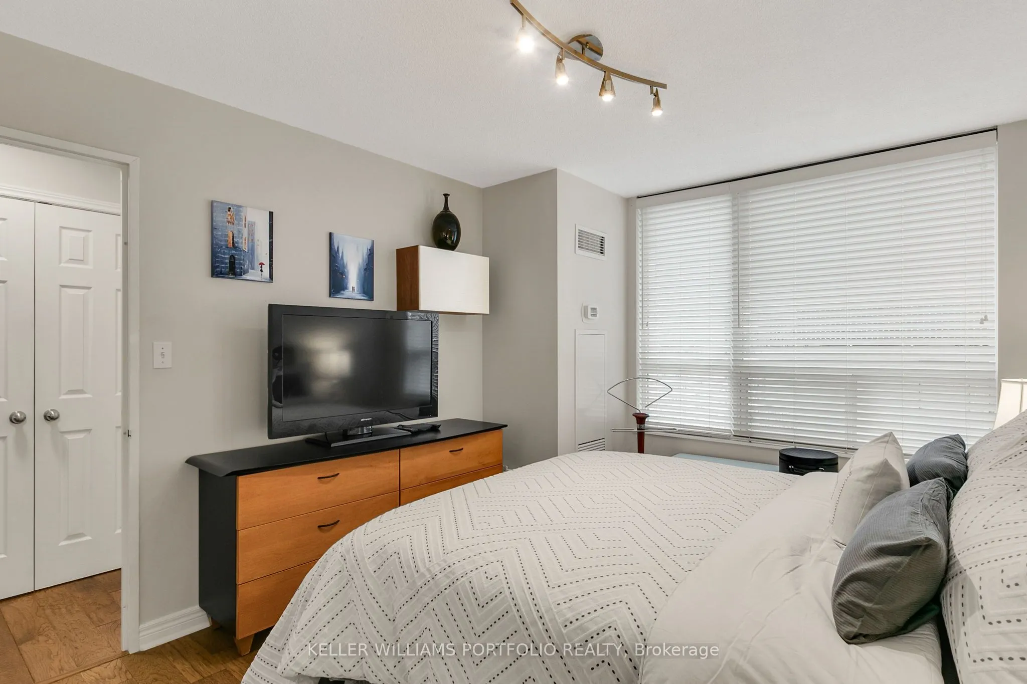 43 Eglinton Avenue E, #1009