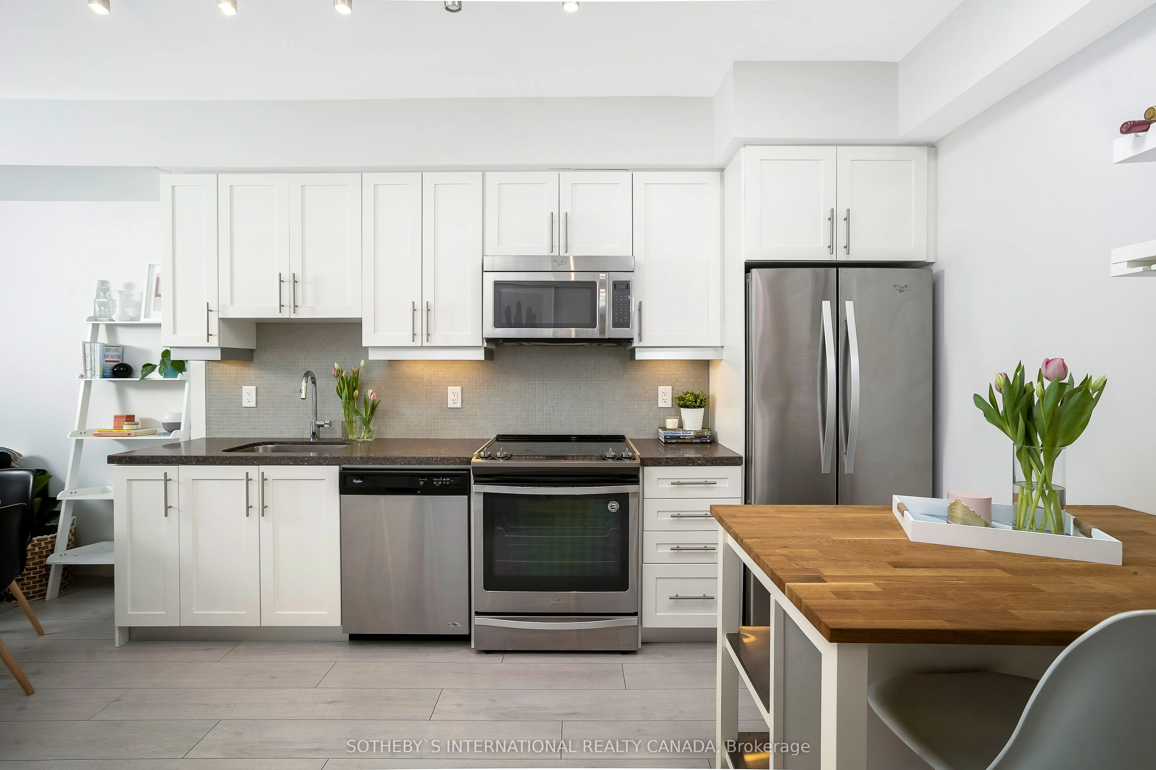 525 Adelaide Street W, #831