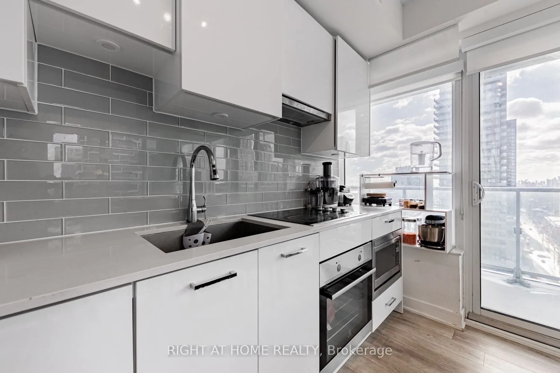 195 Redpath Avenue, #1910