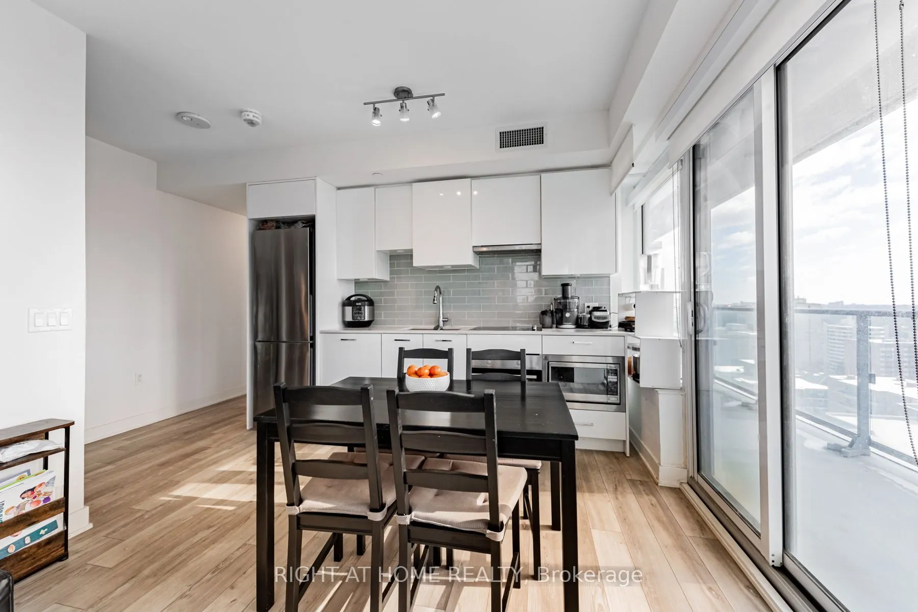 195 Redpath Avenue, #1910