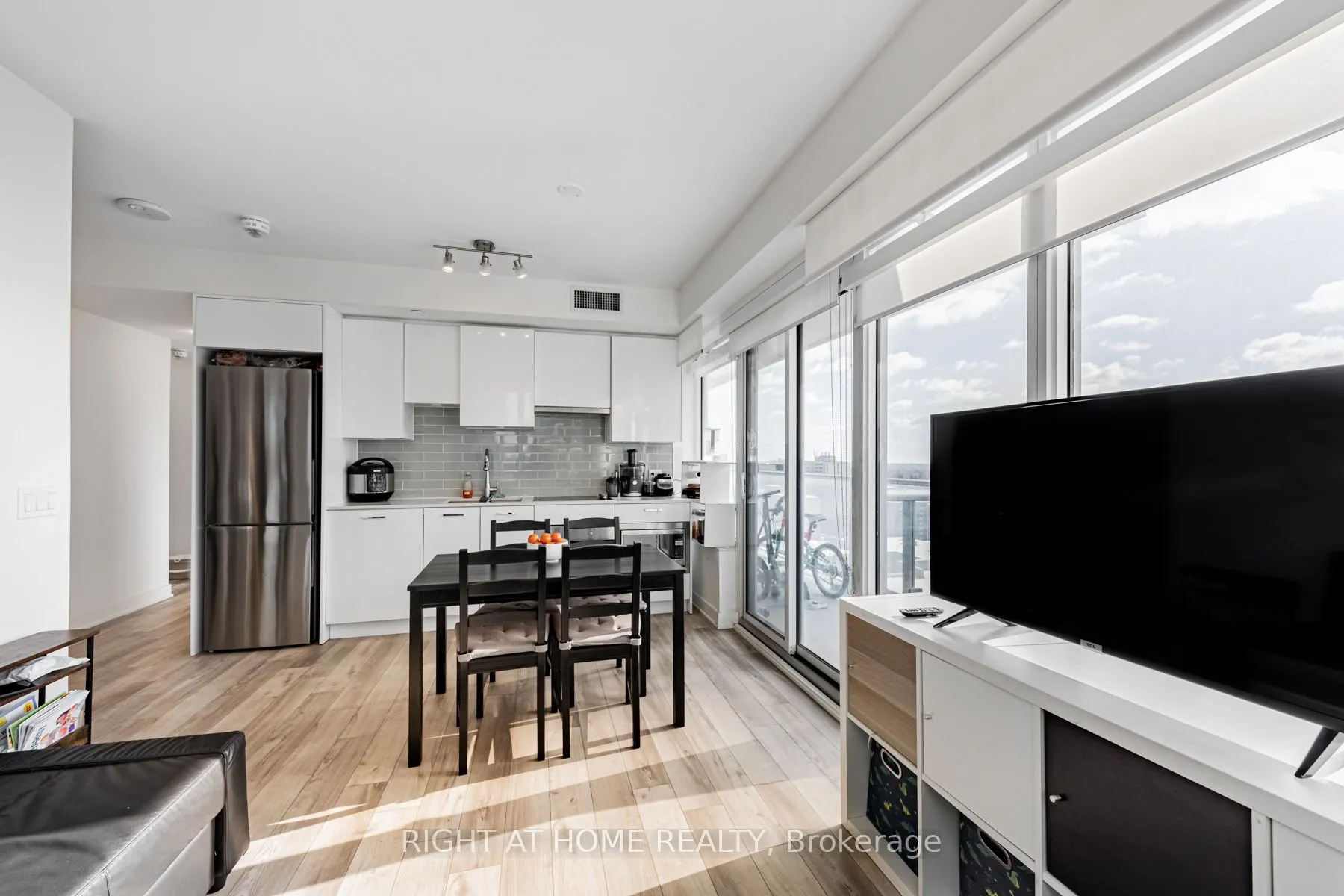 195 Redpath Avenue, #1910