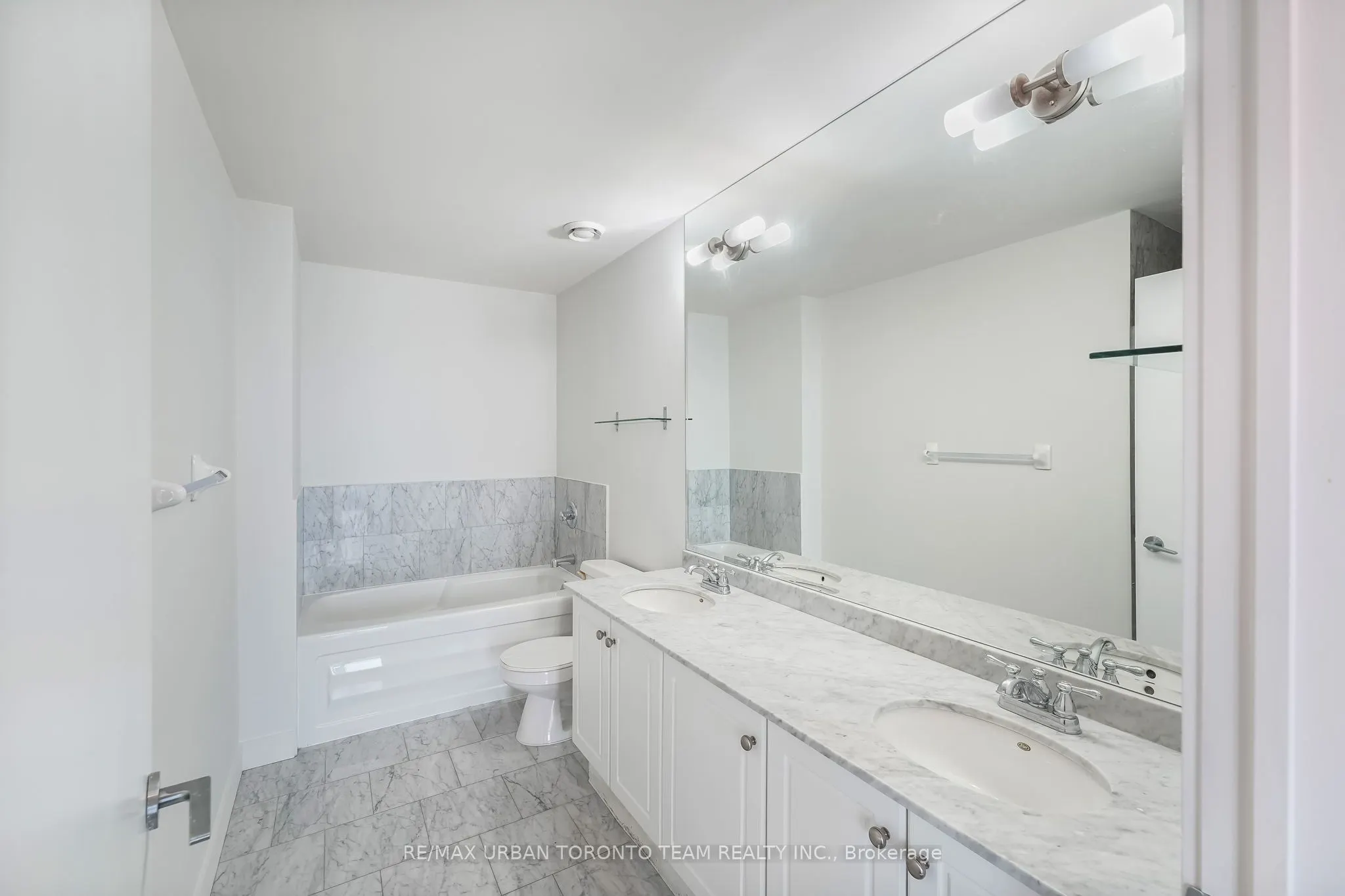 438 King Street W, #Ph03