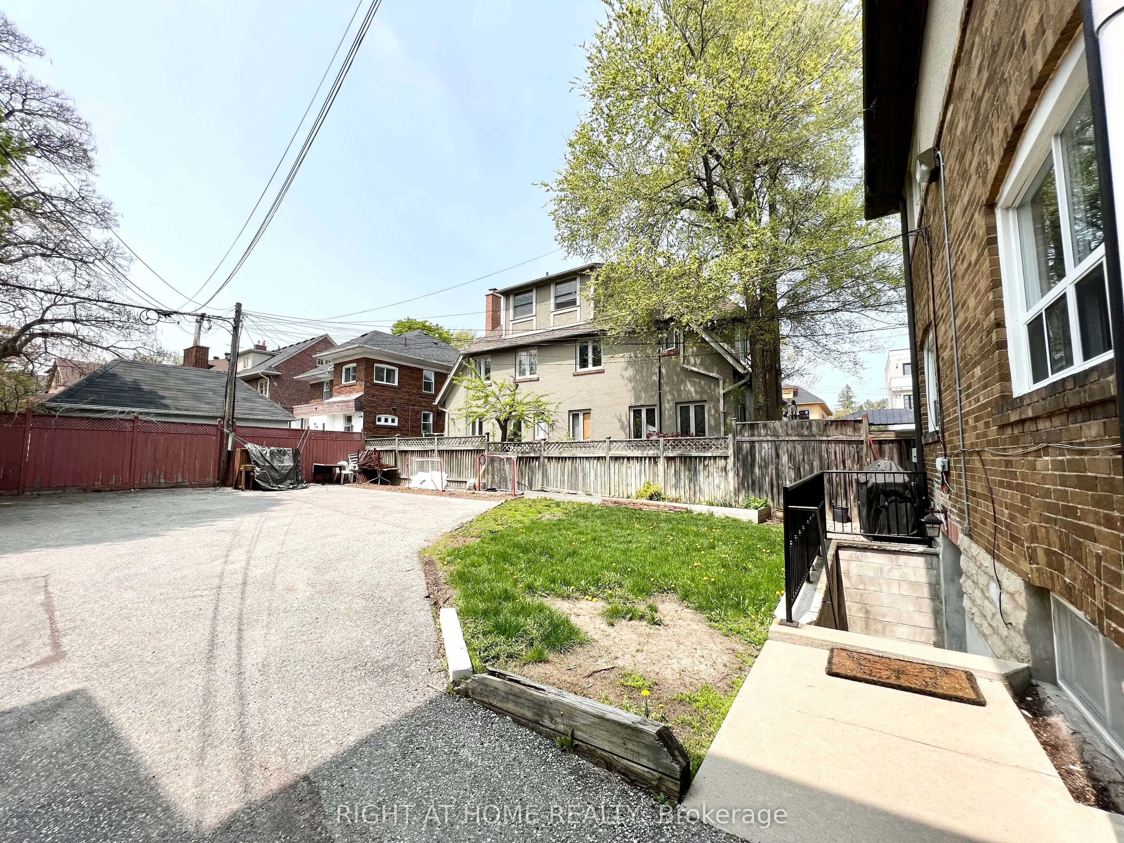 1198 Avenue Road