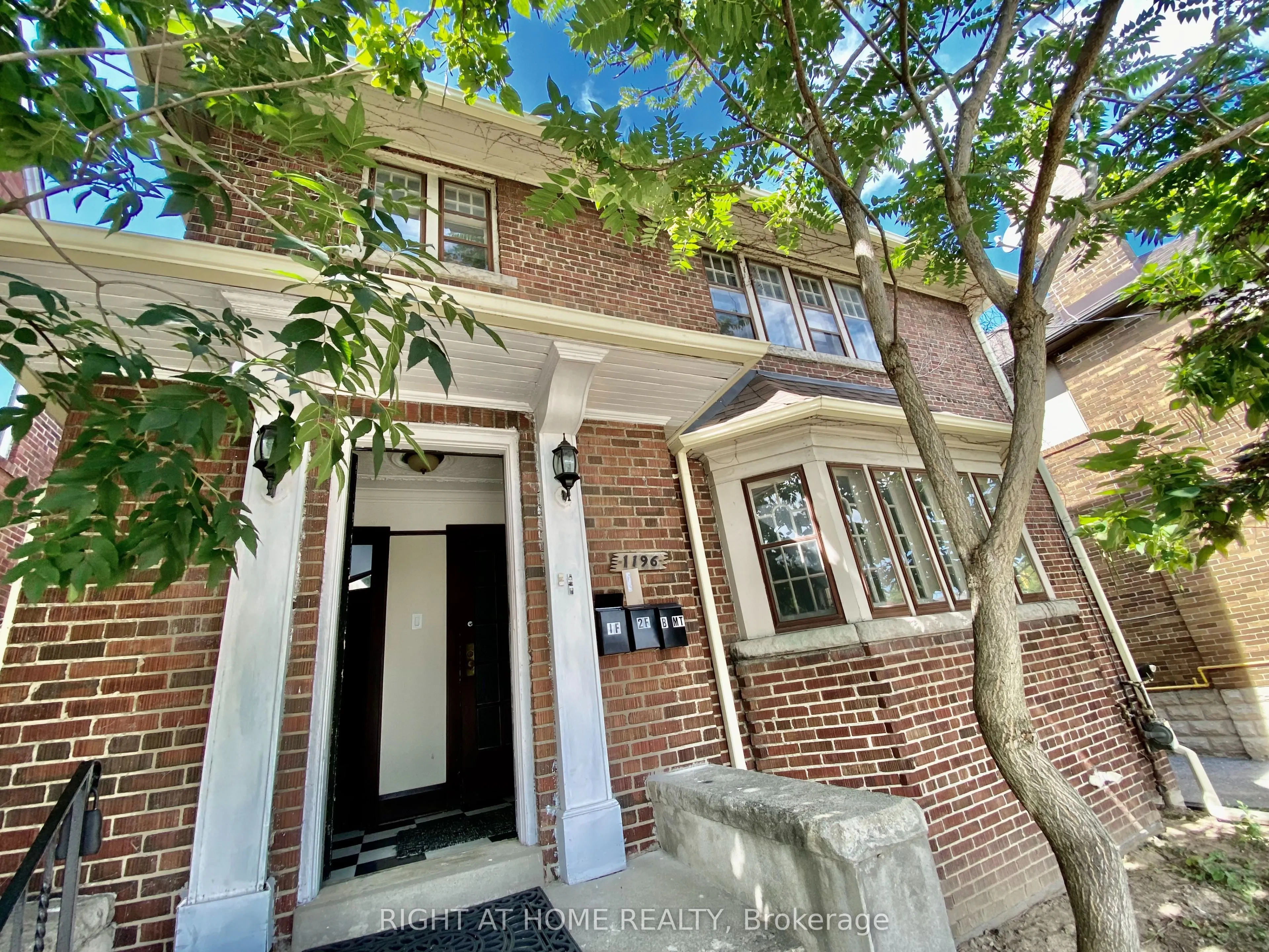 1196 Avenue Road