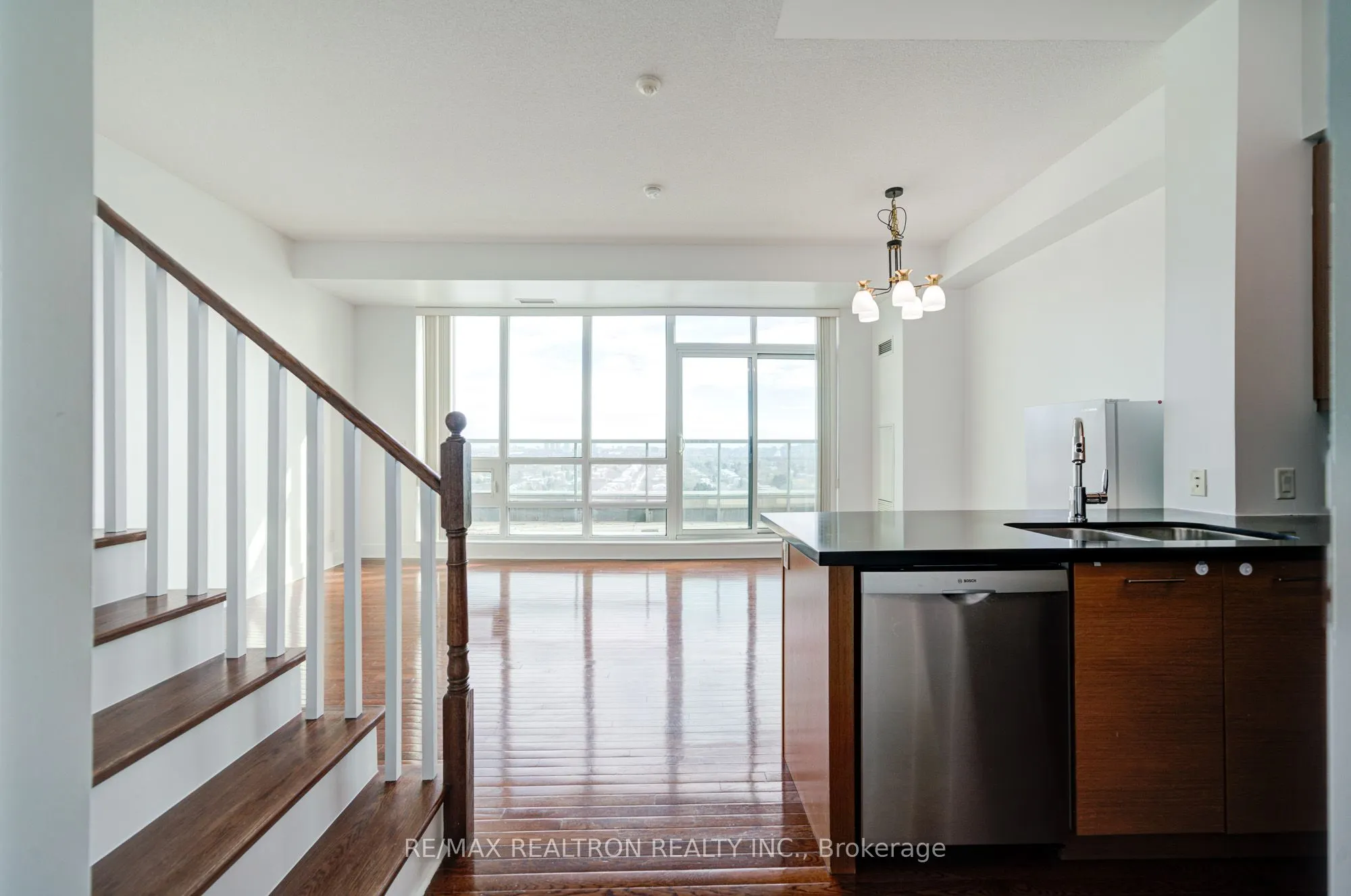 26 Norton Avenue, #Ph04
