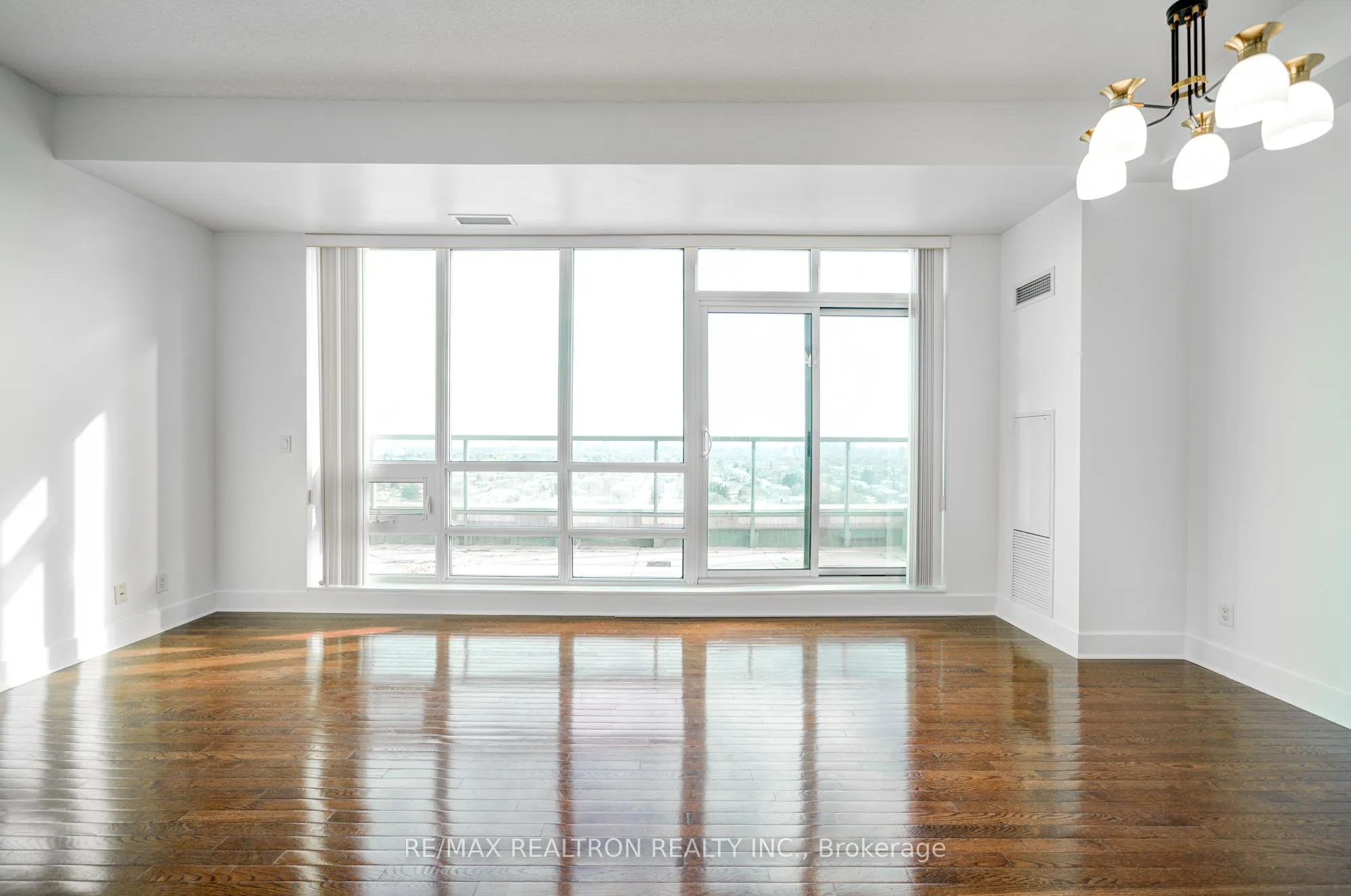 26 Norton Avenue, #Ph04