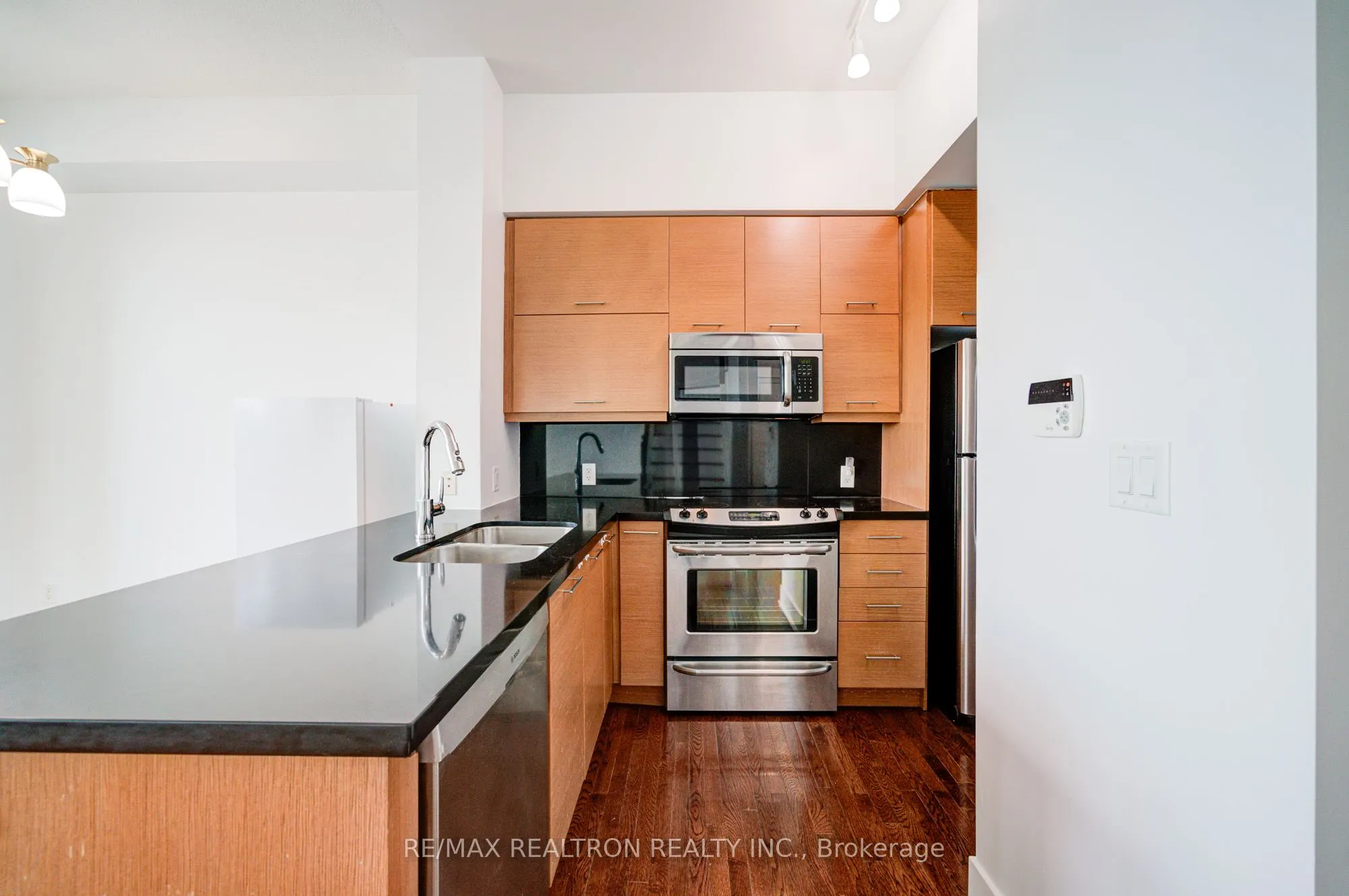 26 Norton Avenue, #Ph04