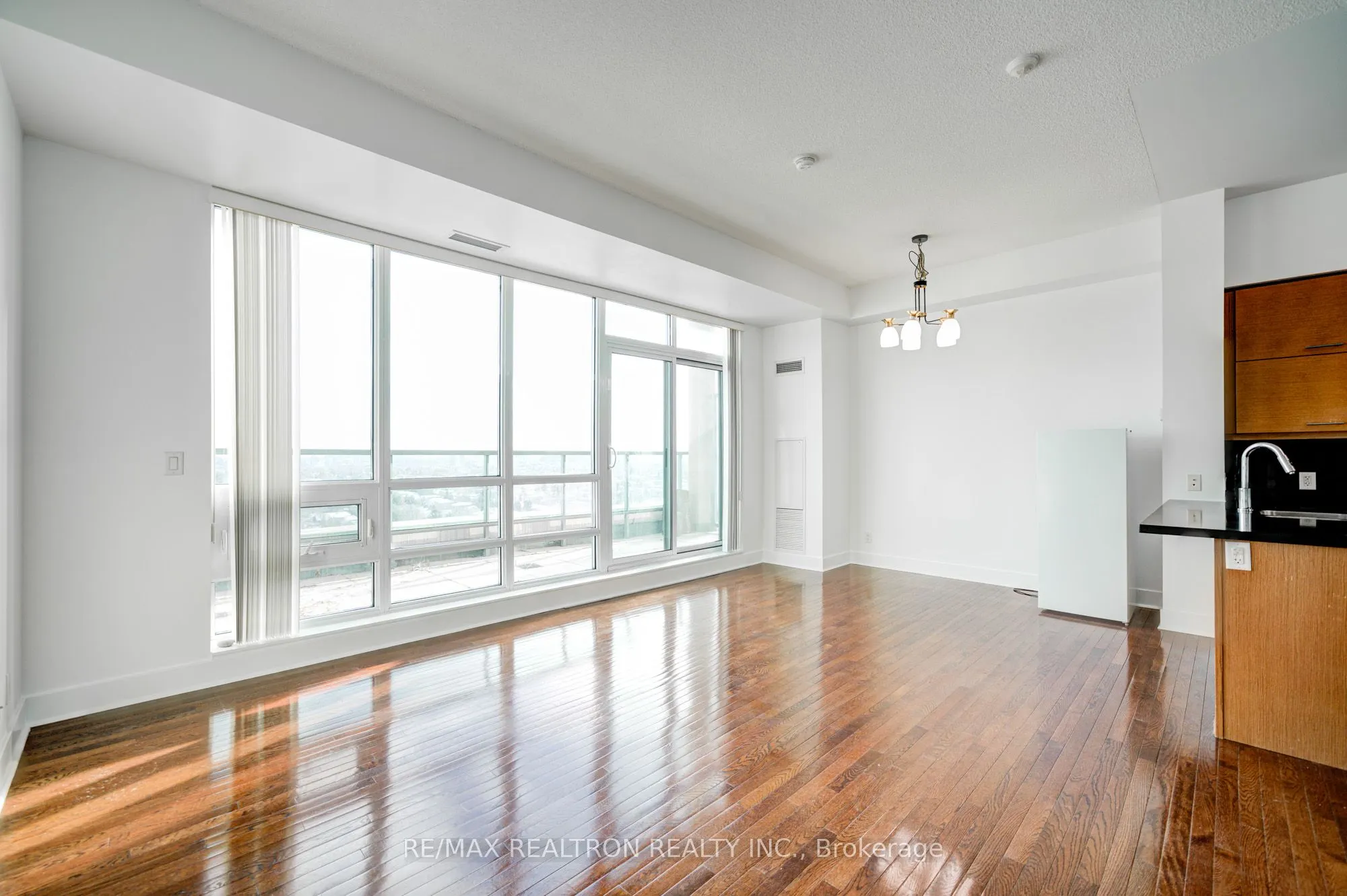 26 Norton Avenue, #Ph04