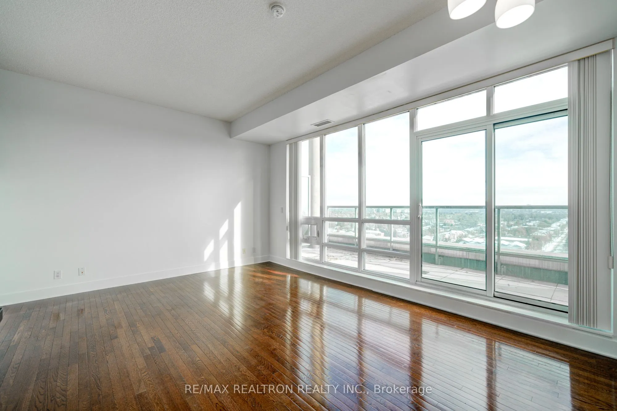 26 Norton Avenue, #Ph04