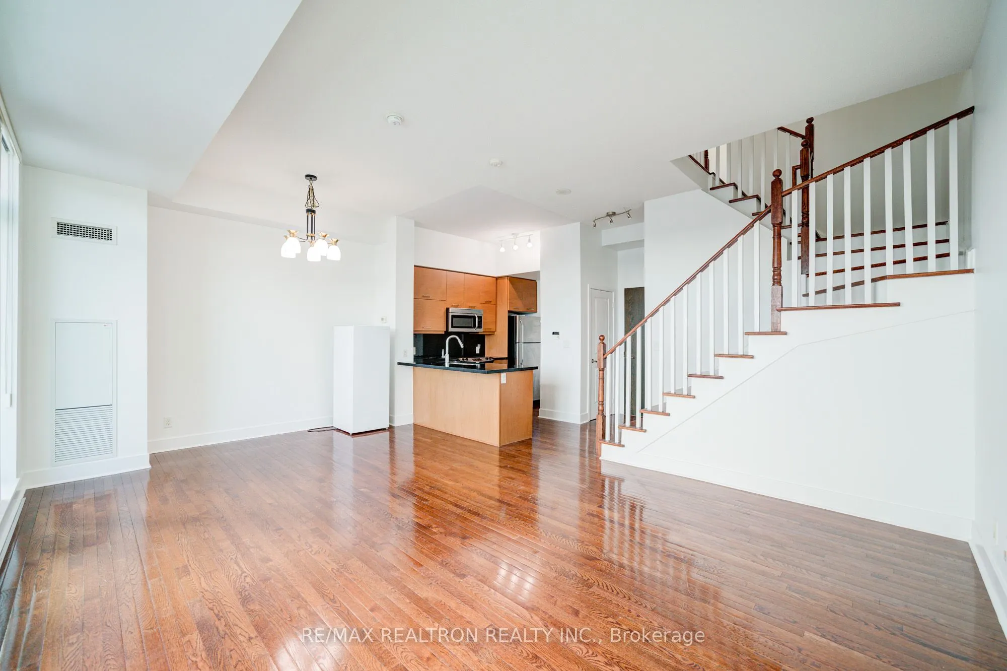 26 Norton Avenue, #Ph04