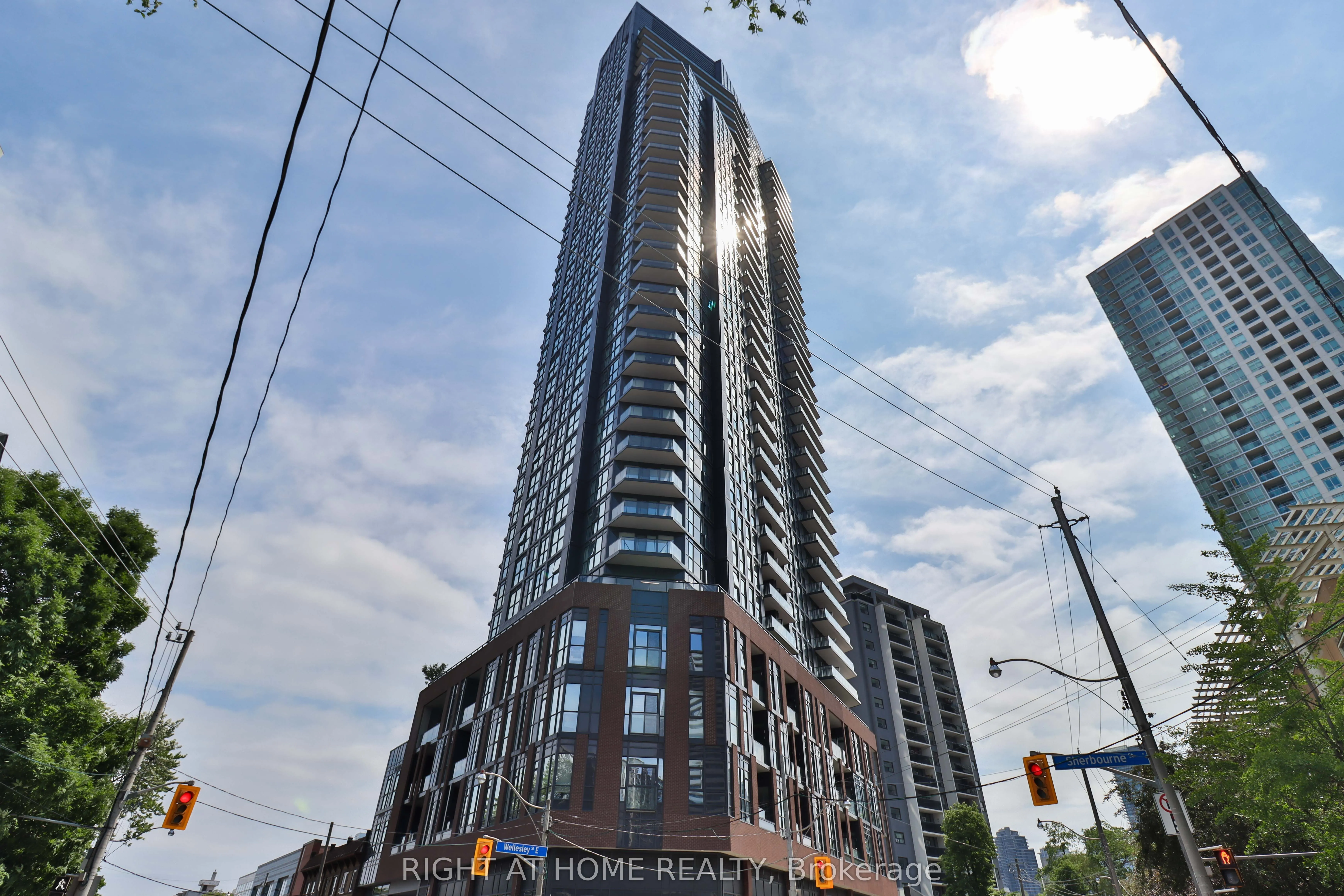 159 Wellesley Street E #406