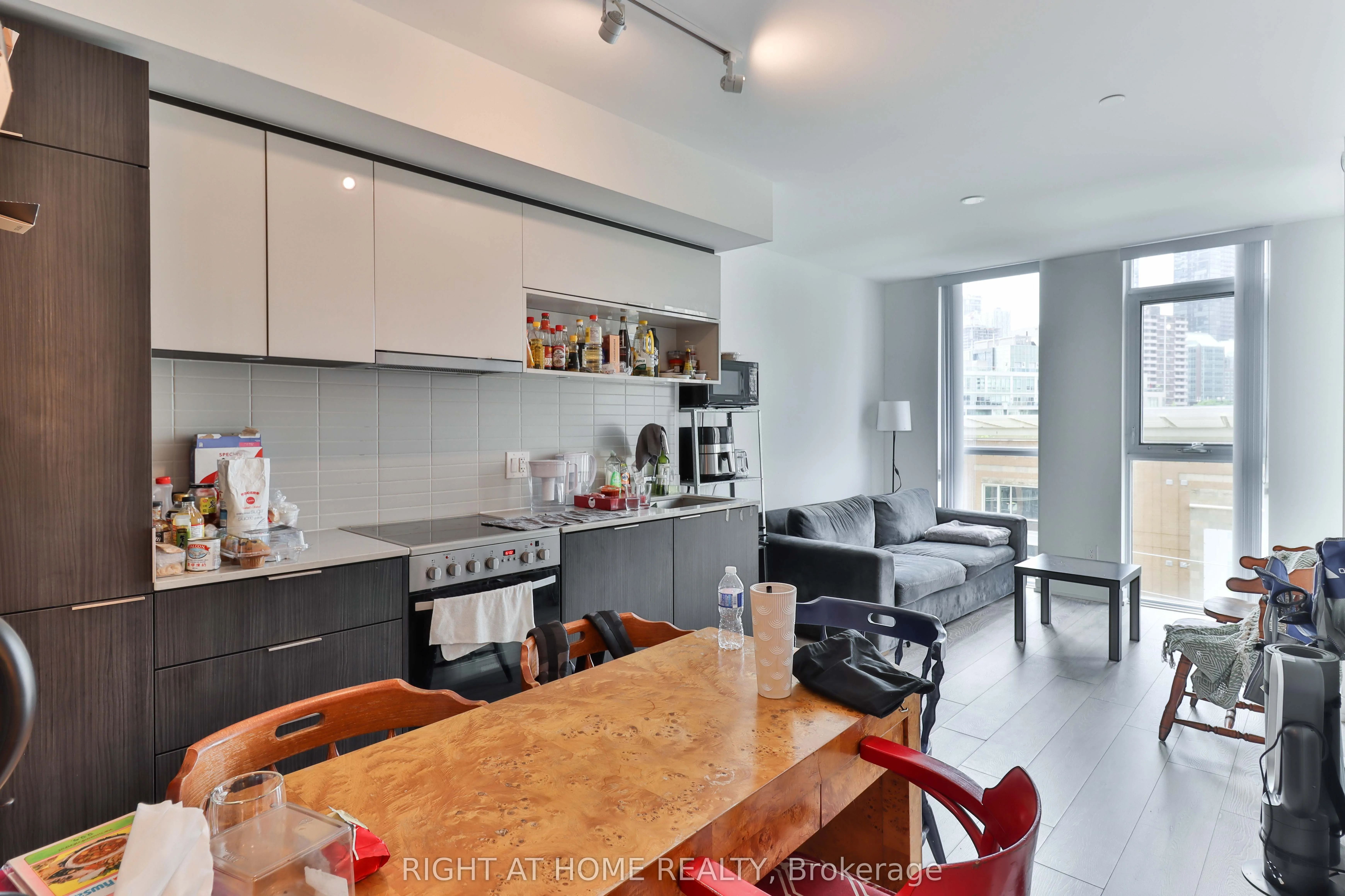 159 Wellesley Street E #406