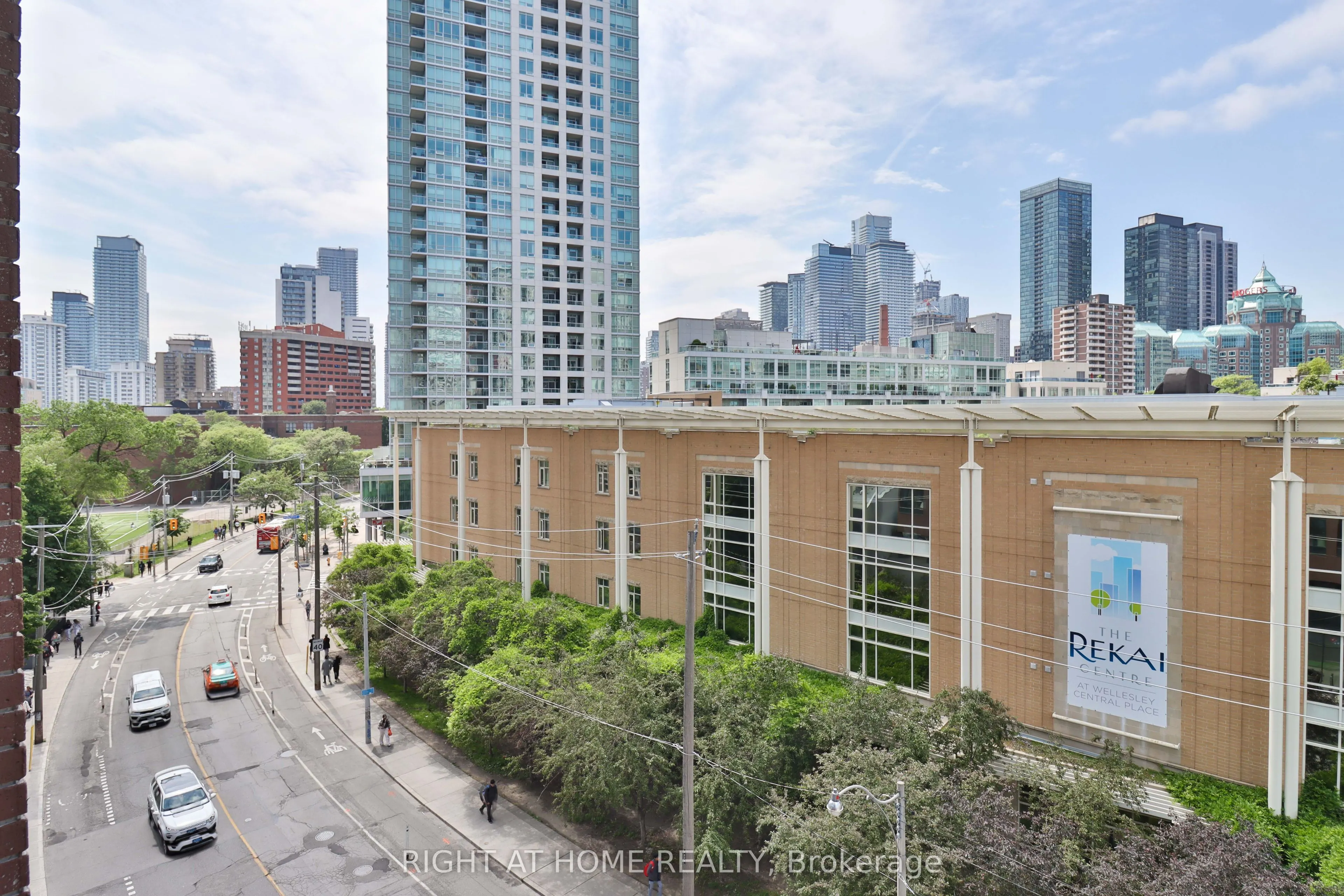 159 Wellesley Street E #406