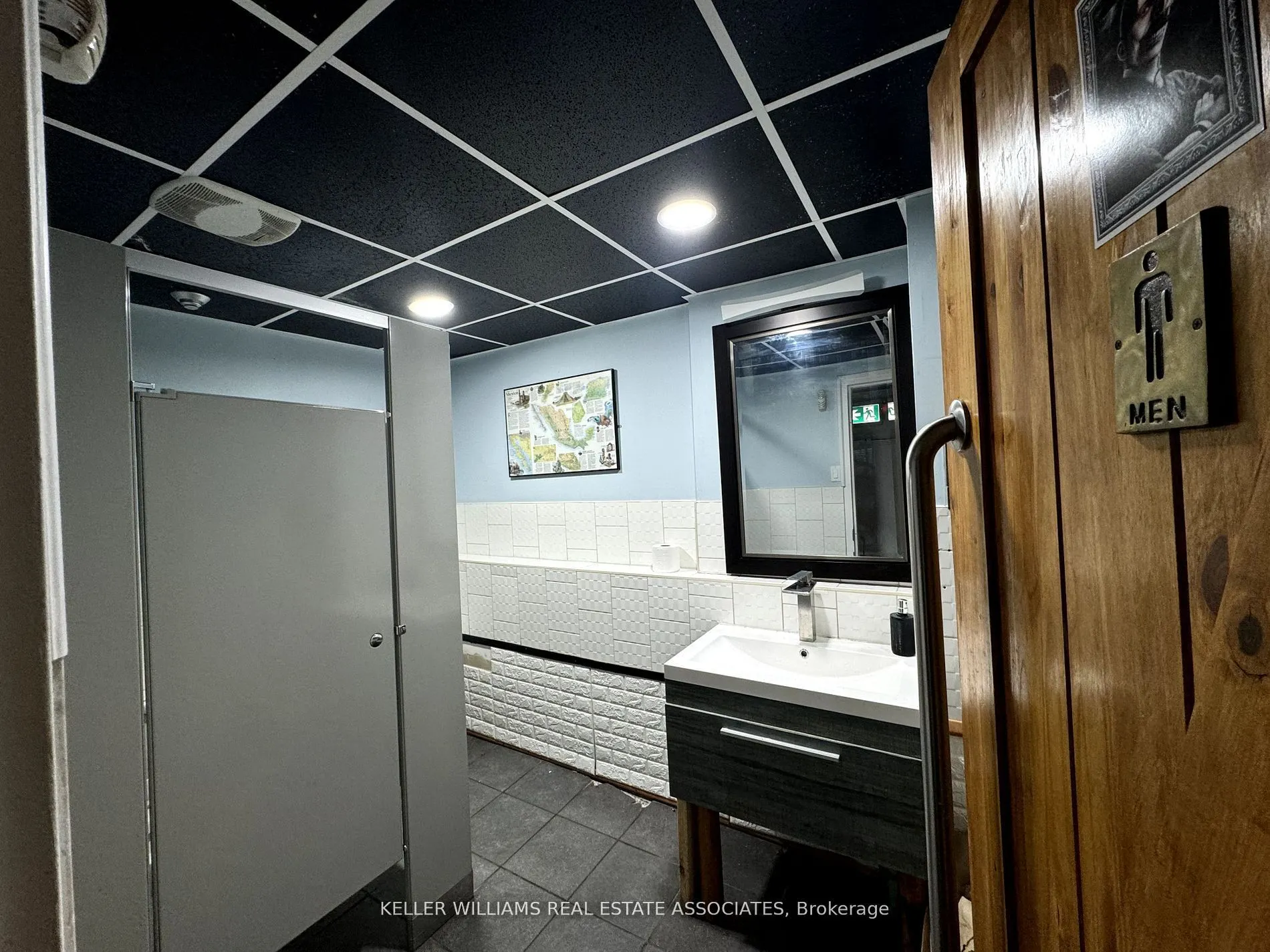 592 Queen Street W