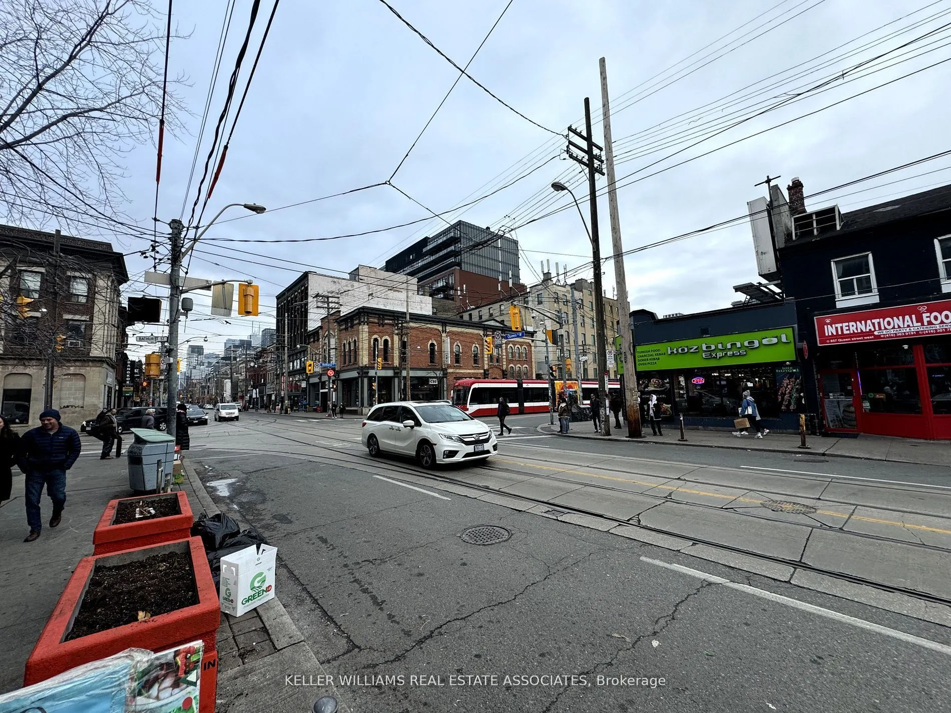 592 Queen Street W