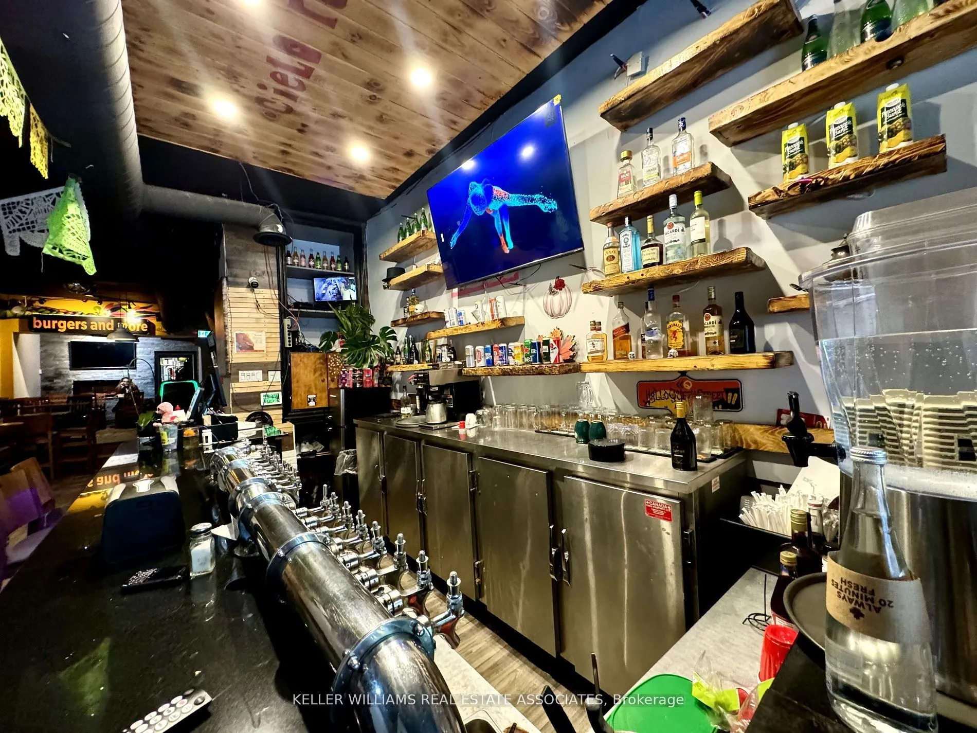 592 Queen Street W