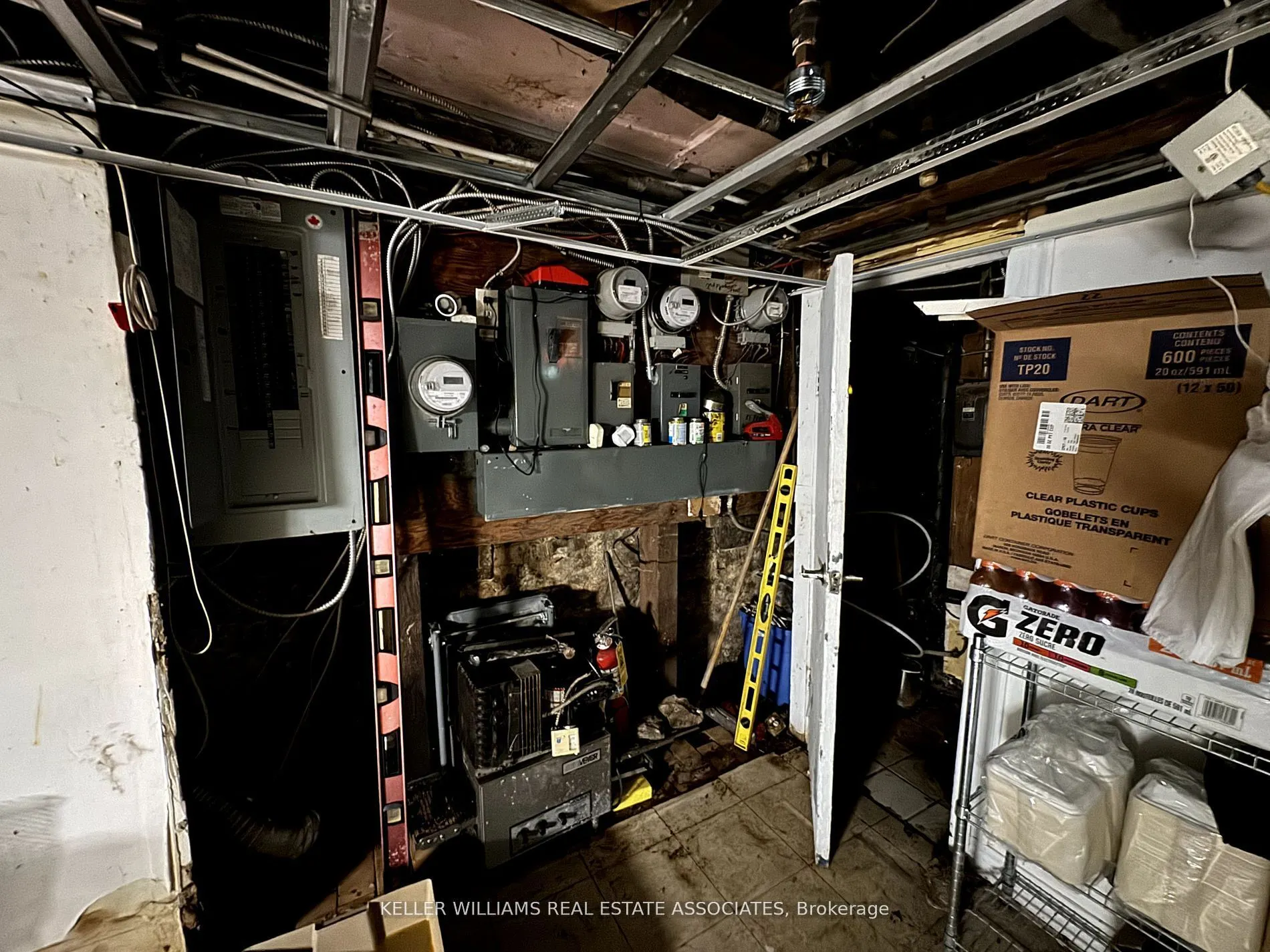 592 Queen Street W